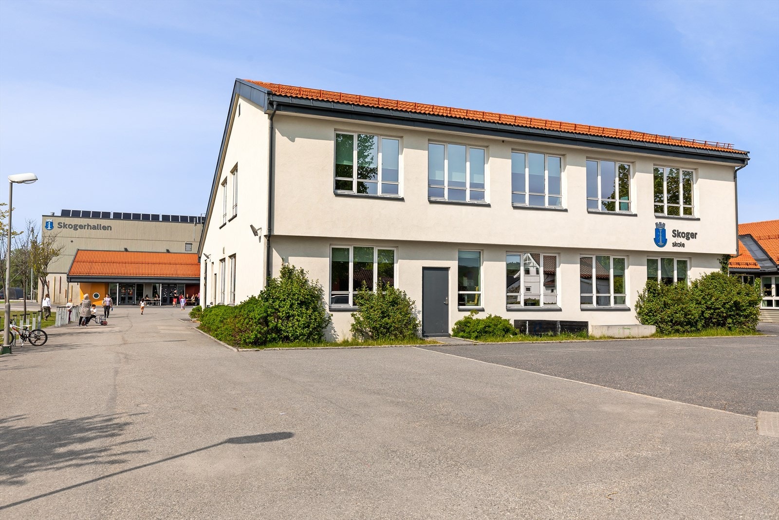 Skoger skole og Skogerhallen ligger like ved Galleribilde