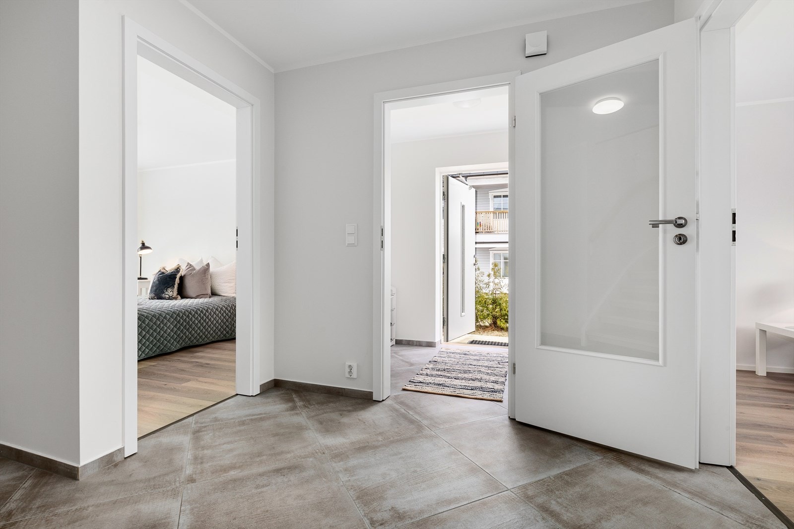 Videre inn i etasjen er det adkomst til 3 soverom, bad og bod/wc Galleribilde