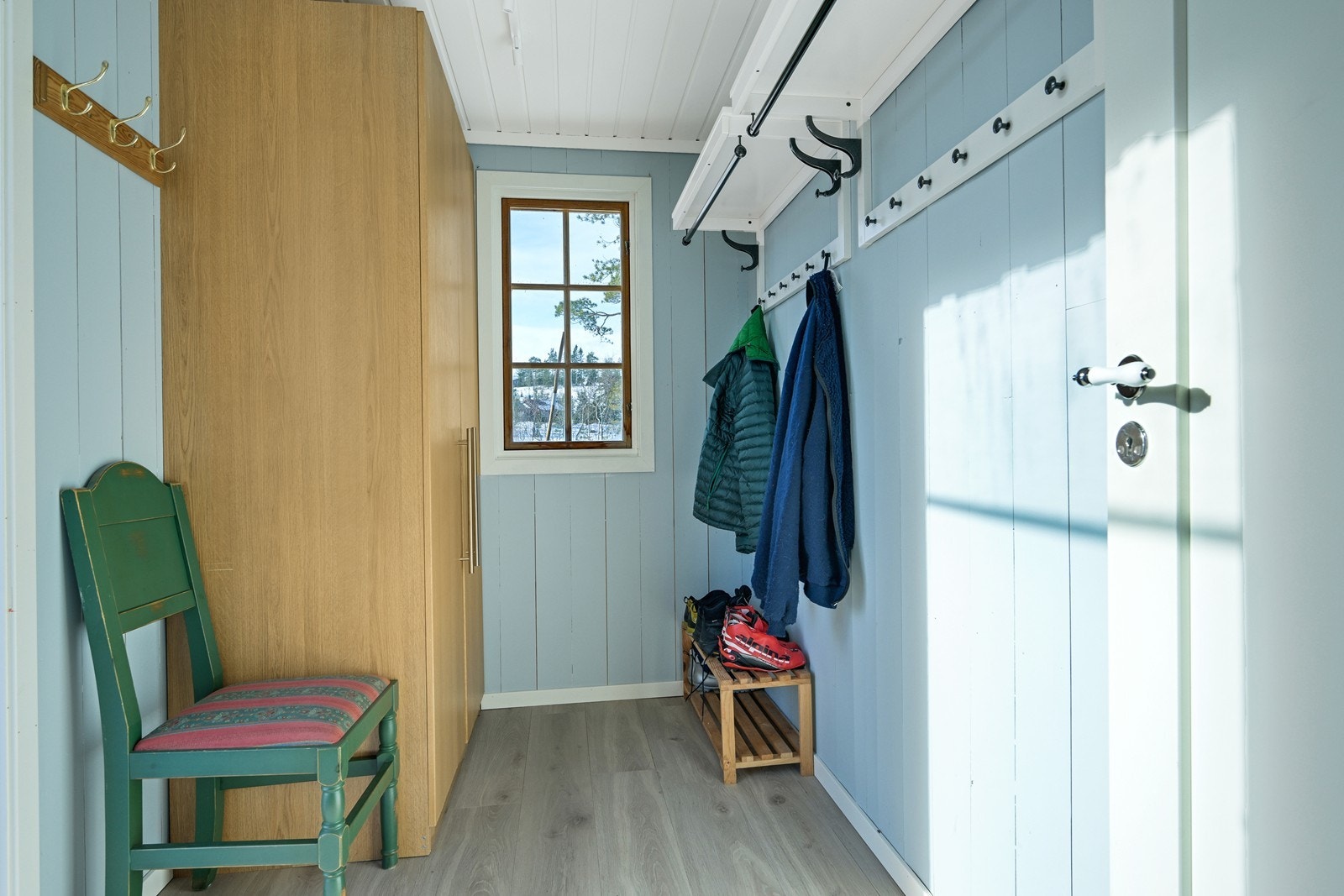 Praktisk entrè med garderobe Galleribilde