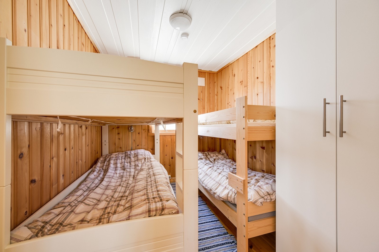 Et soverom med to køyesenger og klesskap Galleribilde