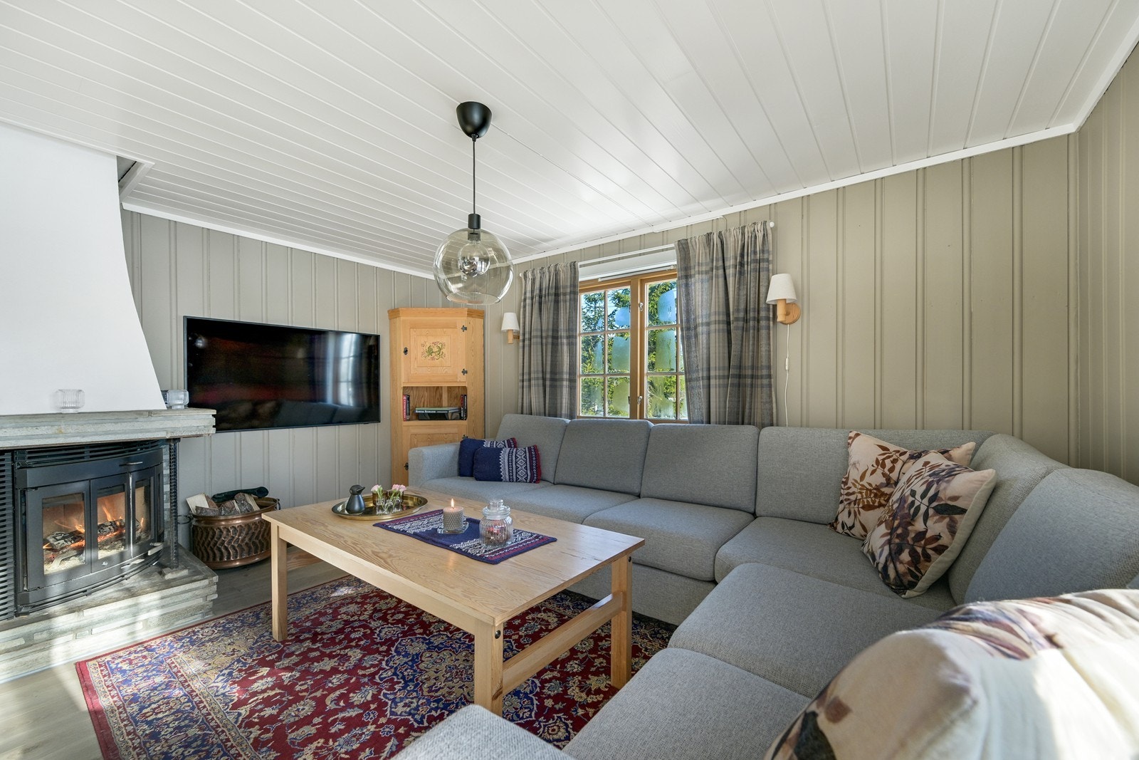 Hyggelig peis med innsats i stuen Galleribilde