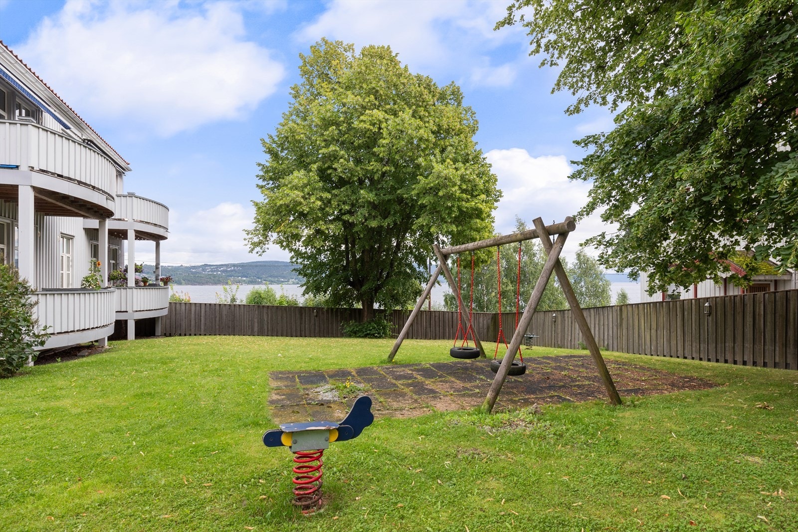 Det medfølger bruksrett til to biloppstillingsplasser, samt er det meget barnevennlig og fine grøntarealer Galleribilde
