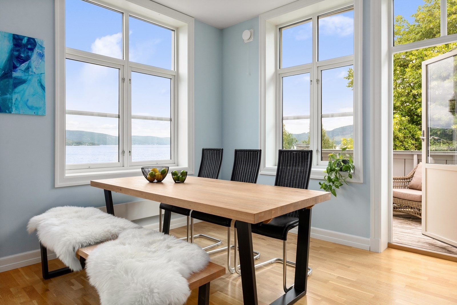 Leiligheten har utgang til to uteplasser Galleribilde