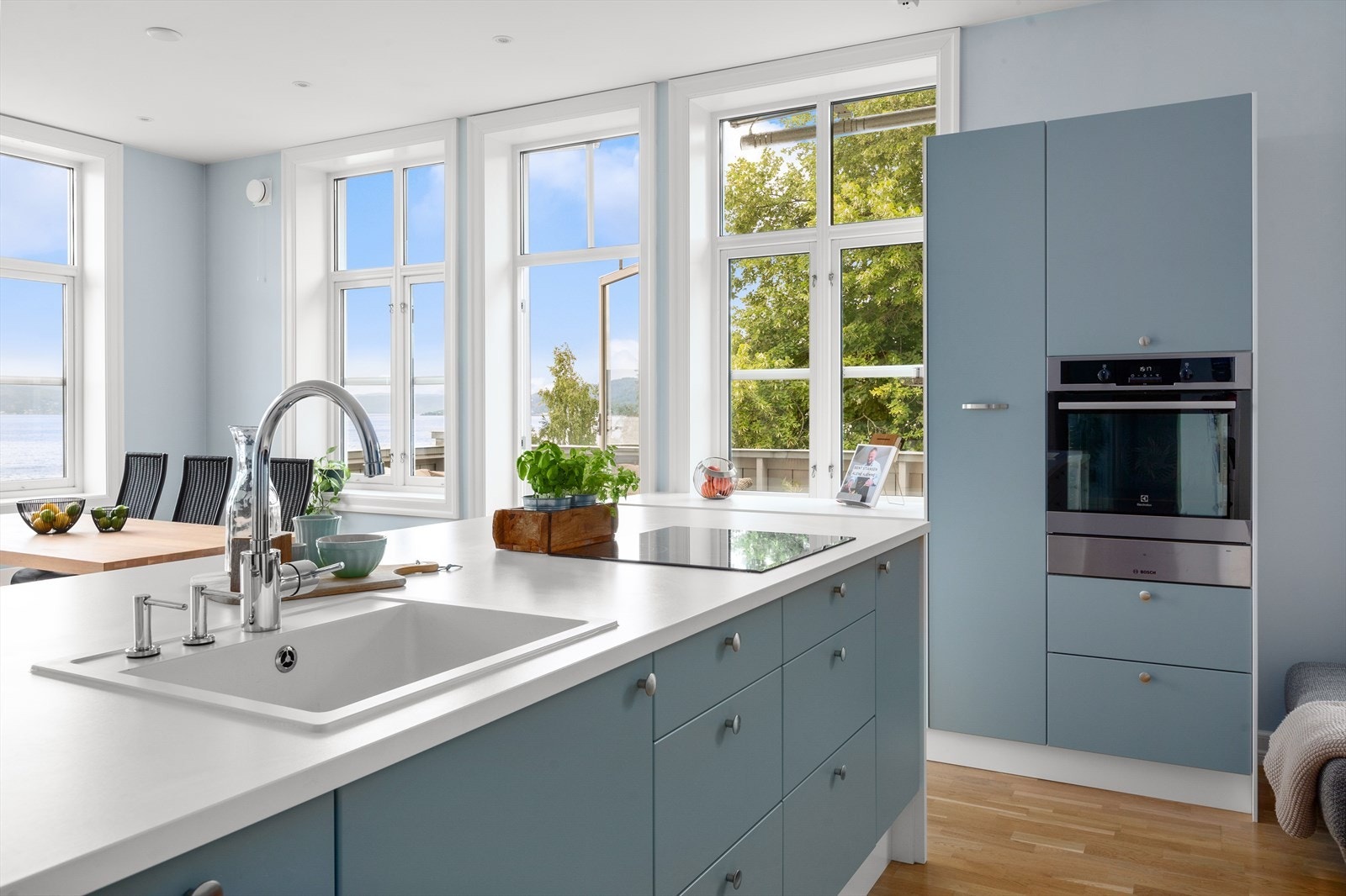 Dette er et godt sted å jobbe, med sosial løsning og flott utsikt Galleribilde