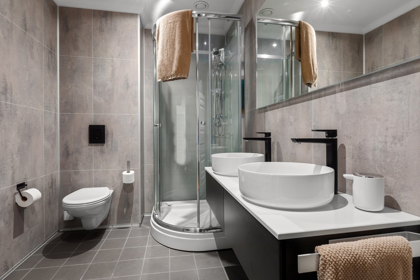 Leiligheten har to meget flotte og delikate bad Galleribilde