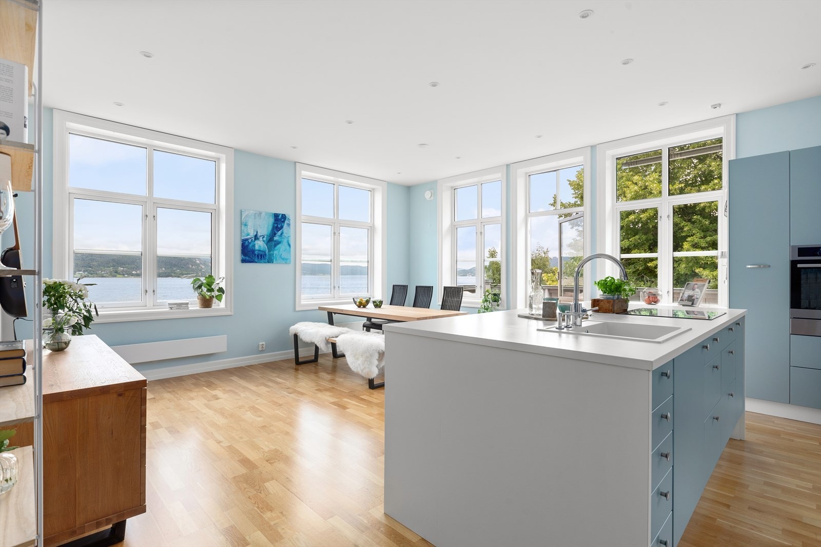 Kjøkkenøyen inneholder koketopp, oppvaskmaskin og vask, samt rikt med lagringsplass Galleribilde