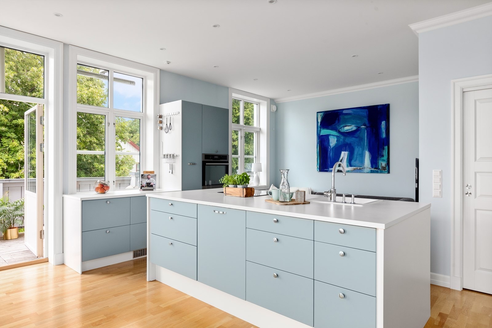 Kjøkkenet er videre utstyrt med integrert stekeovn, kjøleskuff og tallerkenvarmer Galleribilde