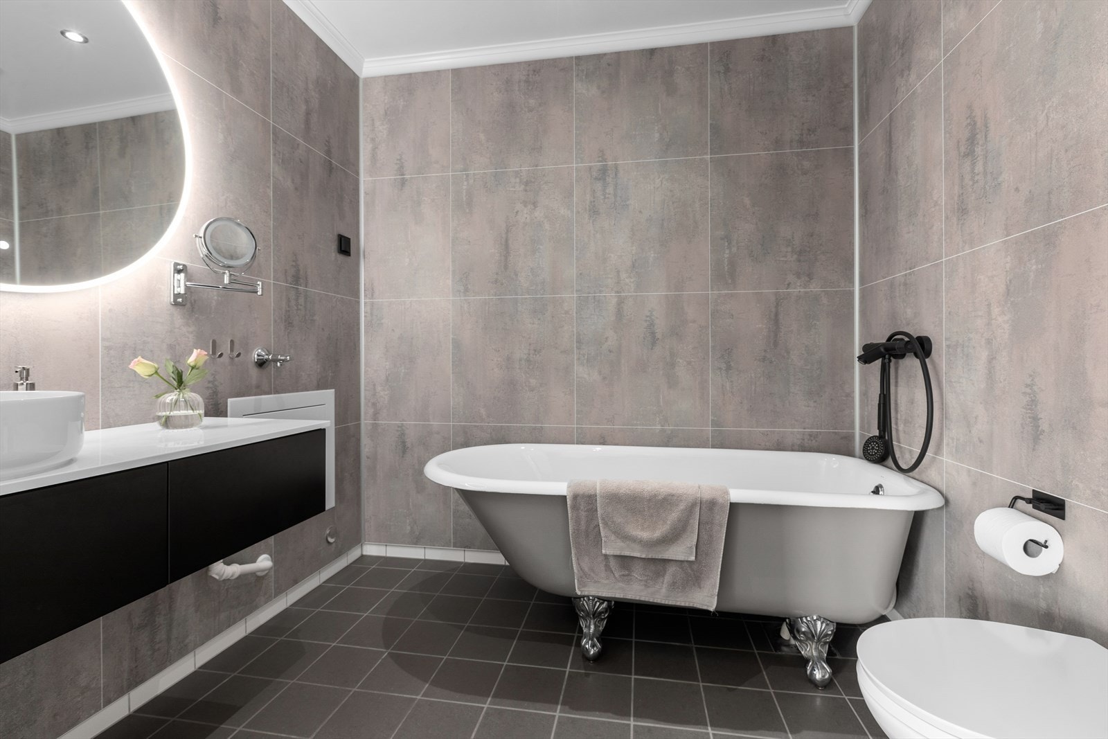 Bad nr 2 inneholder badekar. Begge badene er modernistert med våtromsplater og innredning Galleribilde