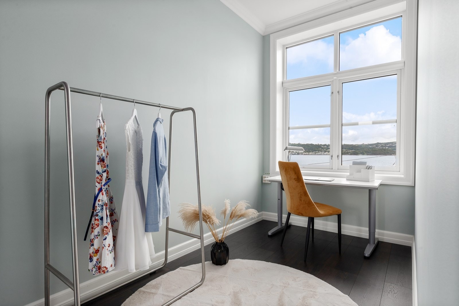 Hovedsoverommet har også egen kontordelgarderobedel Galleribilde