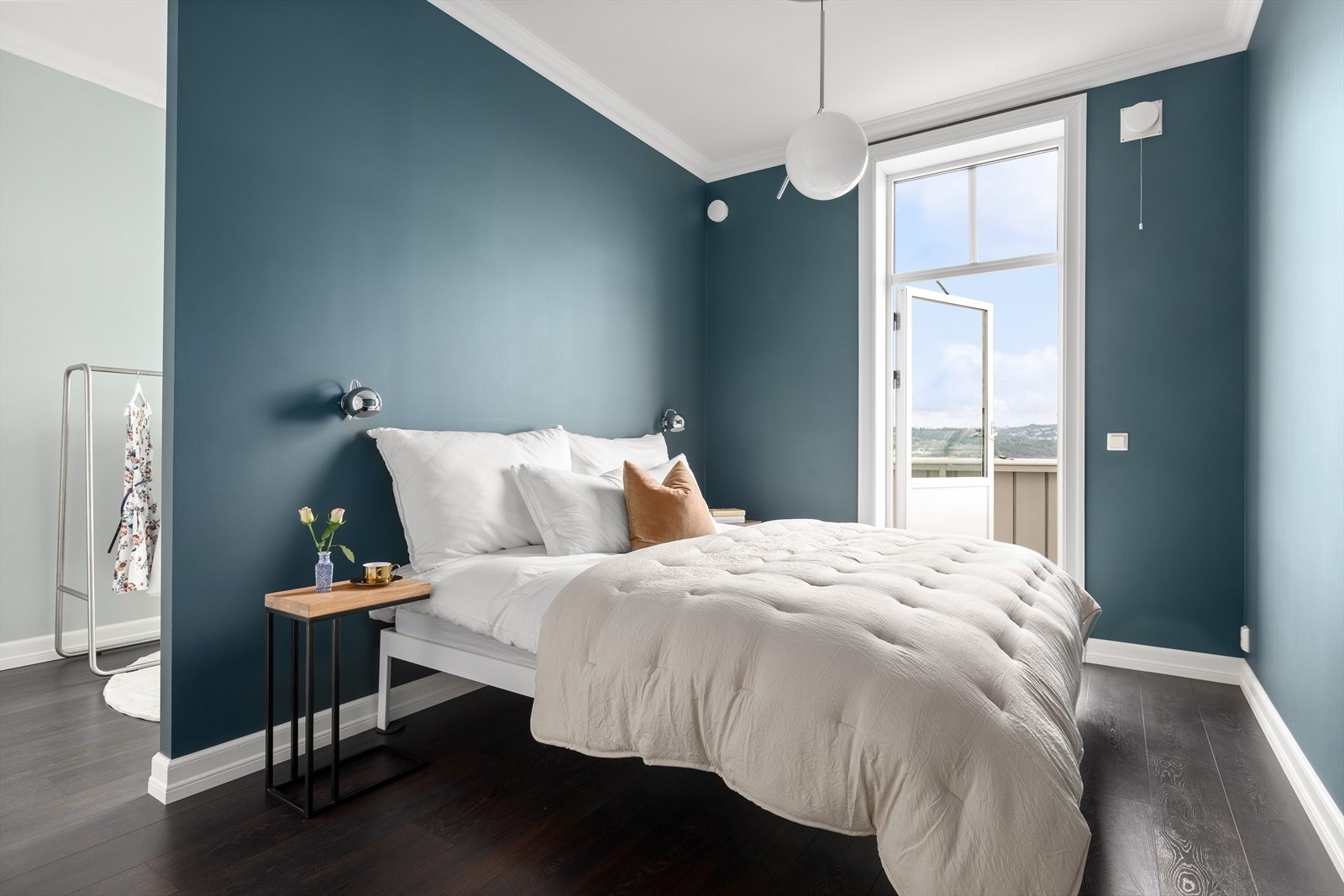 Her kan man fin møblere med dobbeltseng med tilhørende nattbord Galleribilde