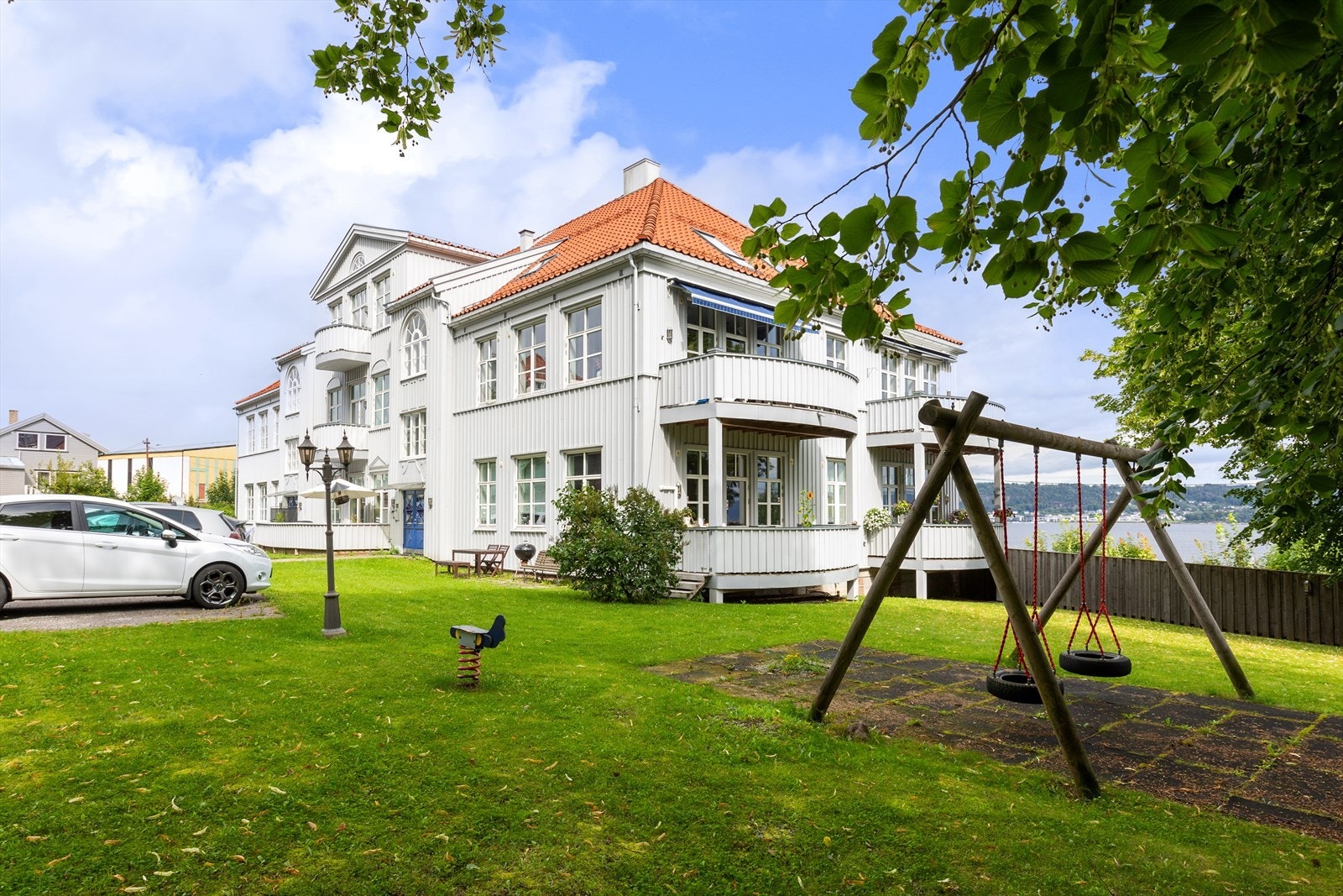 Leiligheten inneholder blant annet tre soverom og to bad , samt to balkonger med flott utsikt Galleribilde