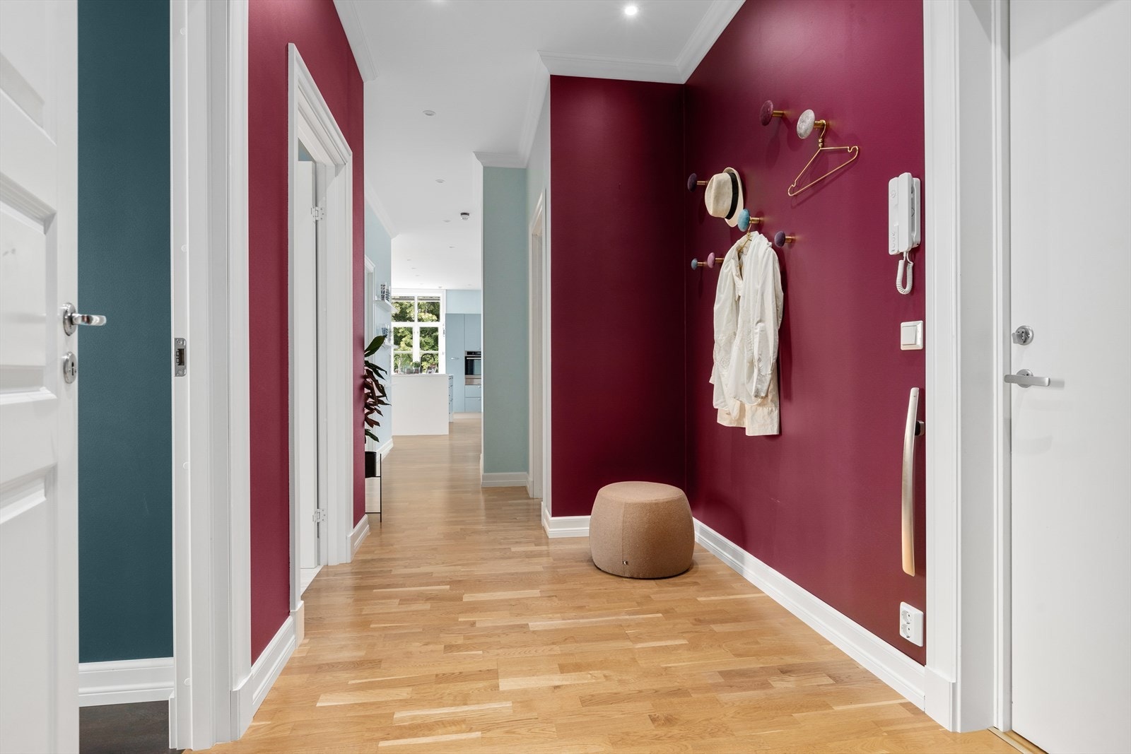 Fra entré er det adkomst inn til en lys og åpen stue/-kjøkkenløsning Galleribilde