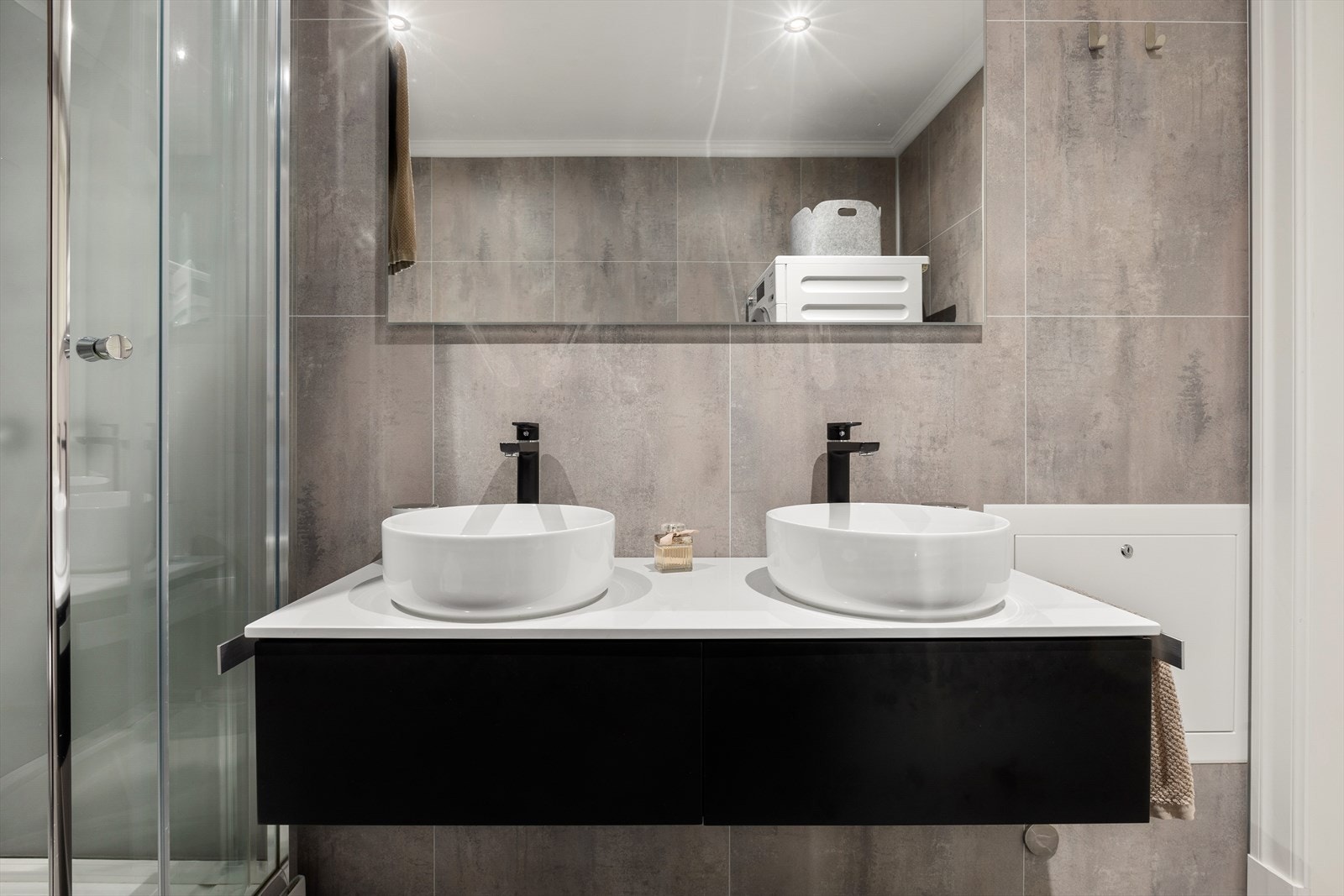 Bad nr 1 inneholder dusj med vegghengt toalett, dusjkabinett og dobbel servant Galleribilde