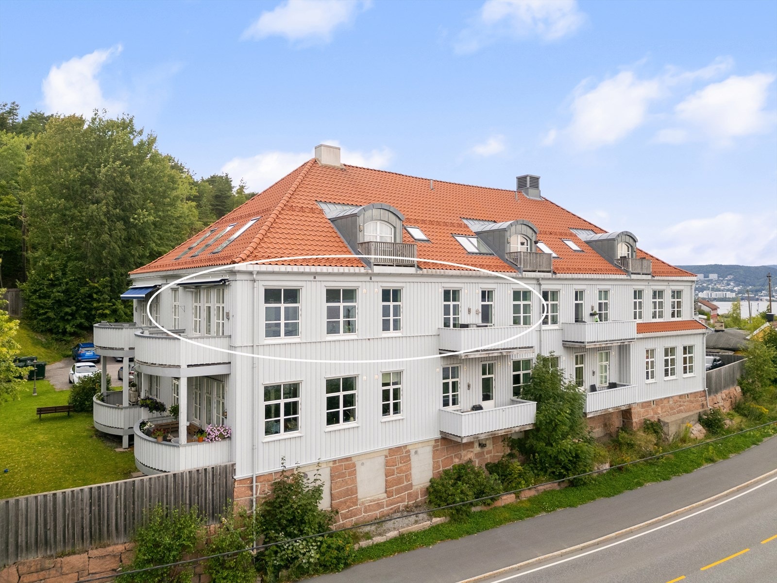 Leiligheten ligger i et ærverdig og fint hus som ble omgjort til boliger i 2008 Galleribilde