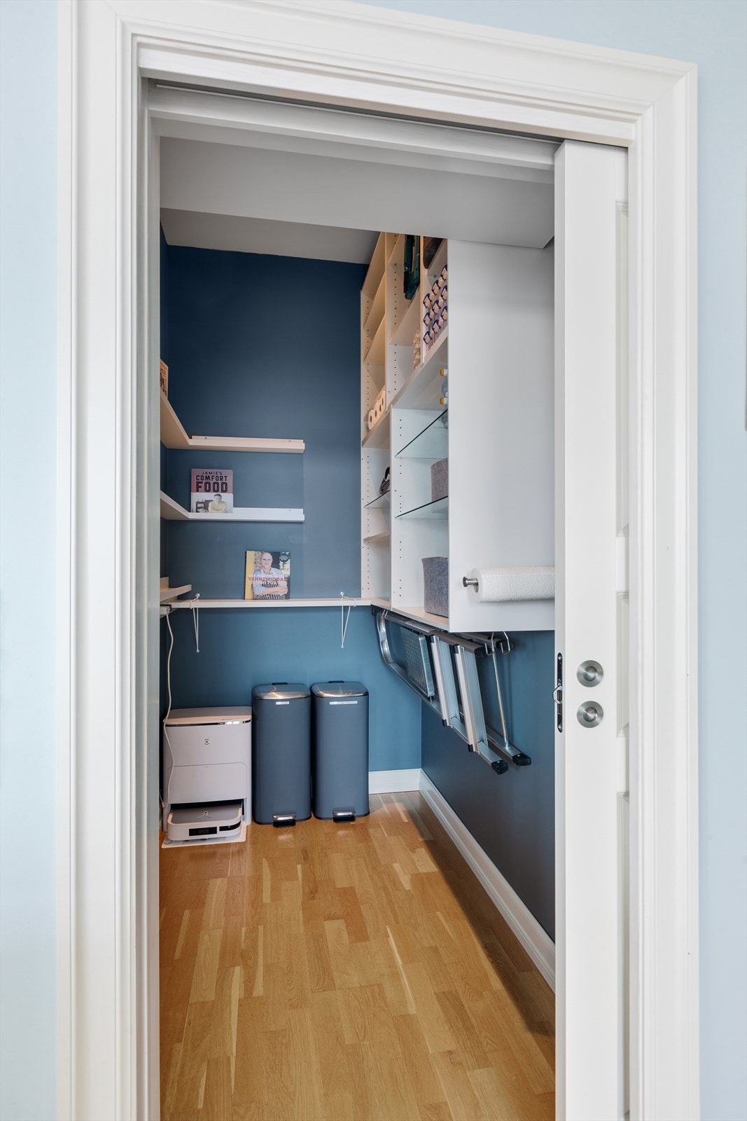 Fra kjøkkenet er det også adkomst inn til praktisk spisskammers Galleribilde