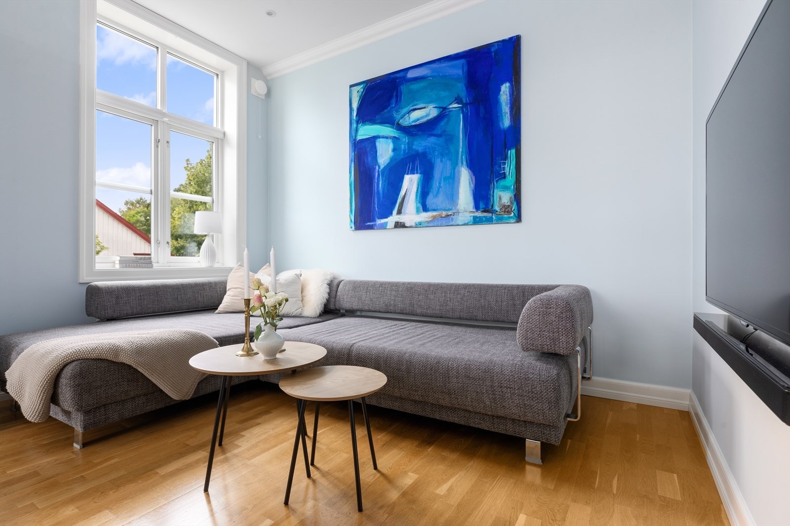 I stuen er det også etablert en lun og fin tv-krok med naturlig plass for sofa og tilhørende tv-møblement Galleribilde