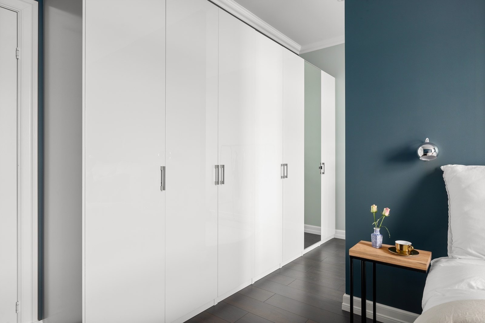 Hovedsoverommet har meget godt med klesoppbevaring i langsgående garderobe Galleribilde