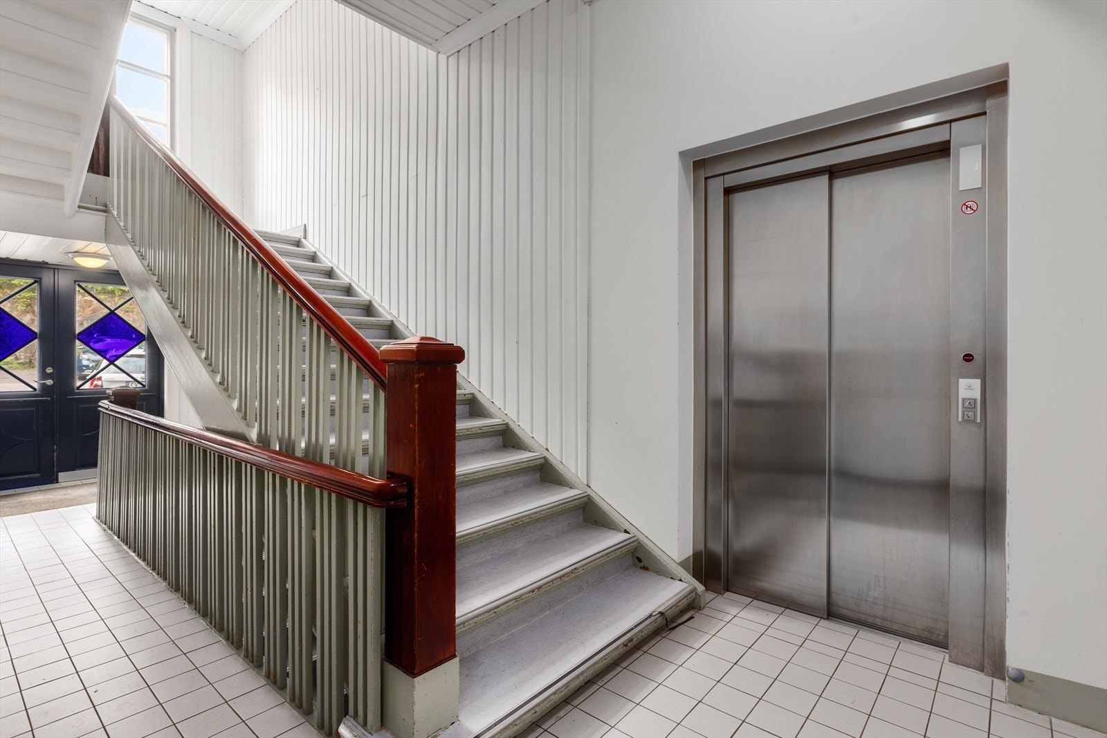 Velkommen hjem! Flott inngangsparti med heisadkomst til leiligheten Galleribilde