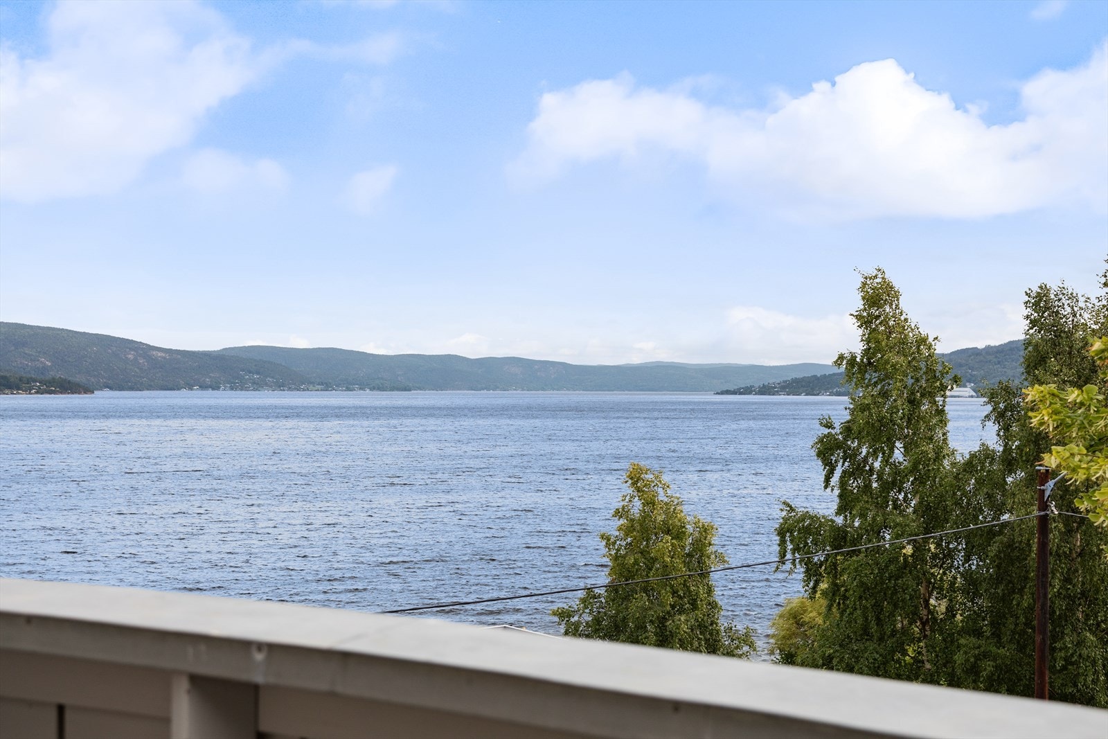 Utsikten er upåklagelig! Sol til ca kl 19 sommerstid Galleribilde