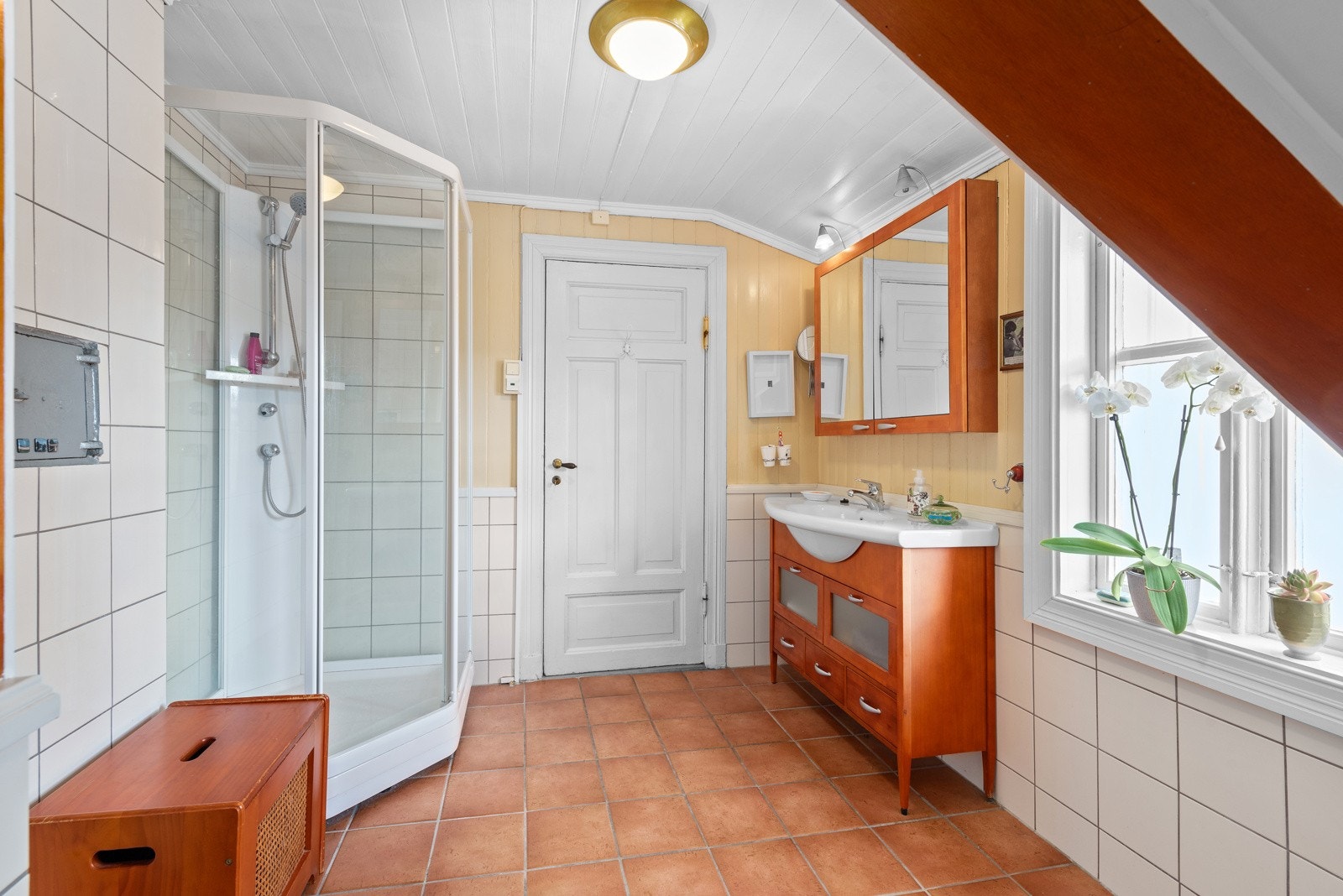 Badet er av god størrelse og har både badekar og dusjkabinett. Innredningen er med skuffeløsning, og det er speilskap med overlys. Galleribilde