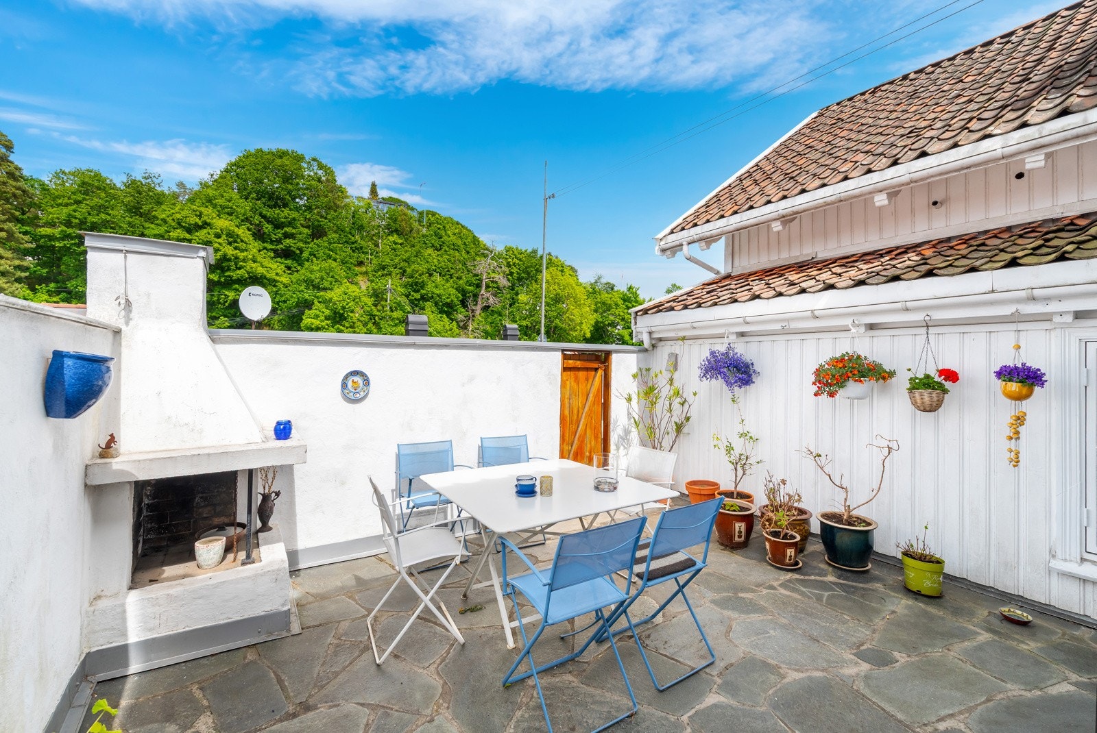 Her får man en helt egen følelse og atmosfære - man føler seg helt for seg selv samtidig som man er få gåmeter unna Arendal sentrum. Galleribilde