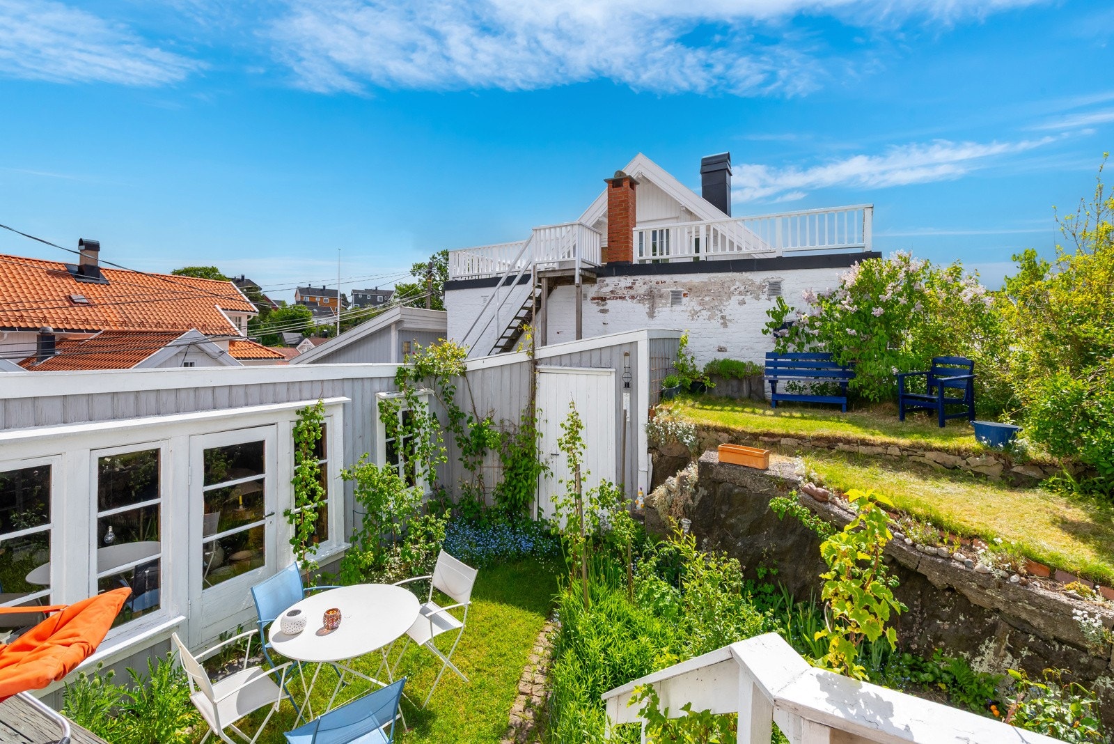 Her er det flere fine muligheter for å skape seg et hyggelig og grønt uterom - hvor sørlandske smeigedager kan nytes. Galleribilde