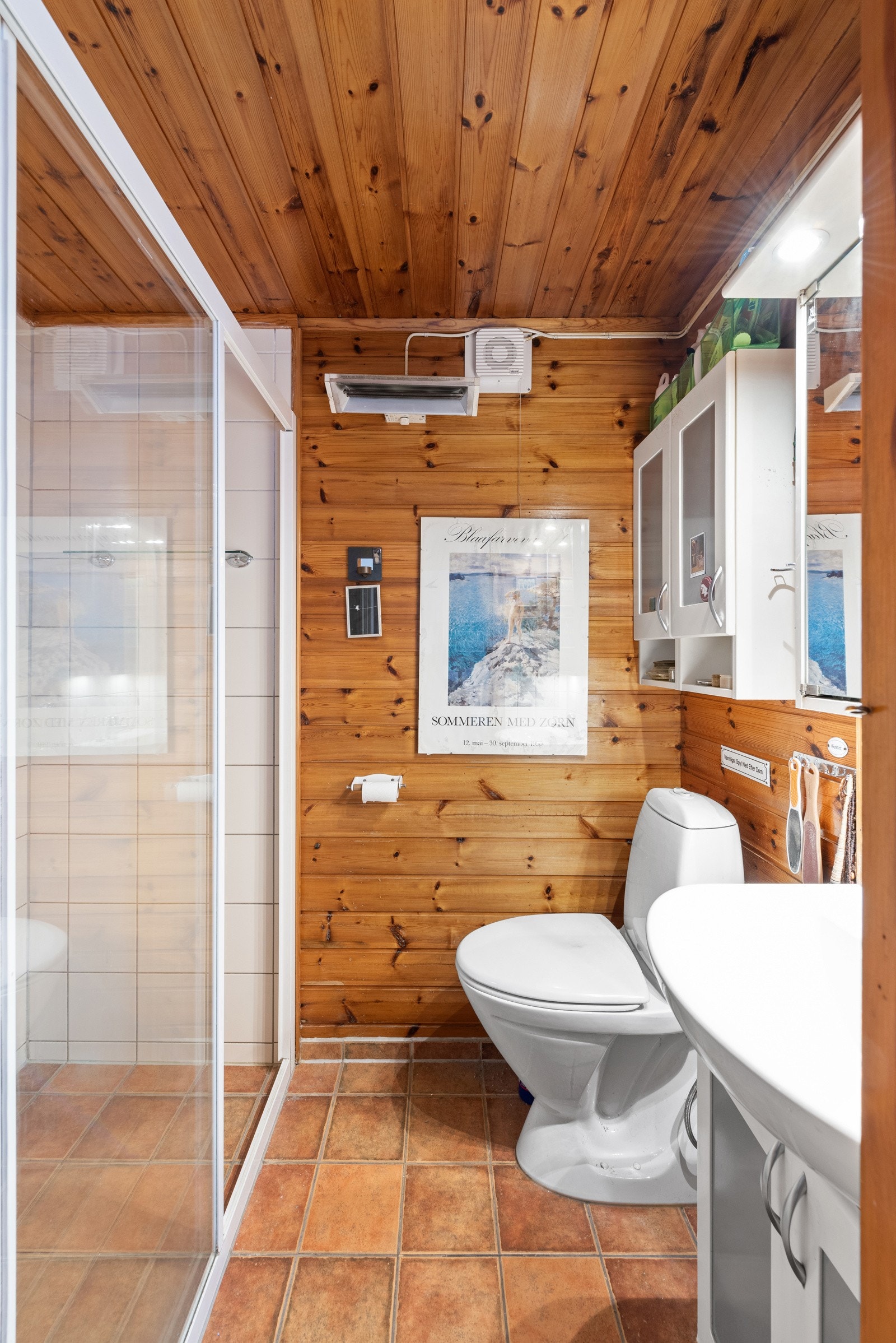 Badet i tilknyttning til hovedsoverommet har fliser på gulv, toalett, og dusjhjørne. Det er varmekabler på gulv som gir behagelig gulvvarme. Galleribilde