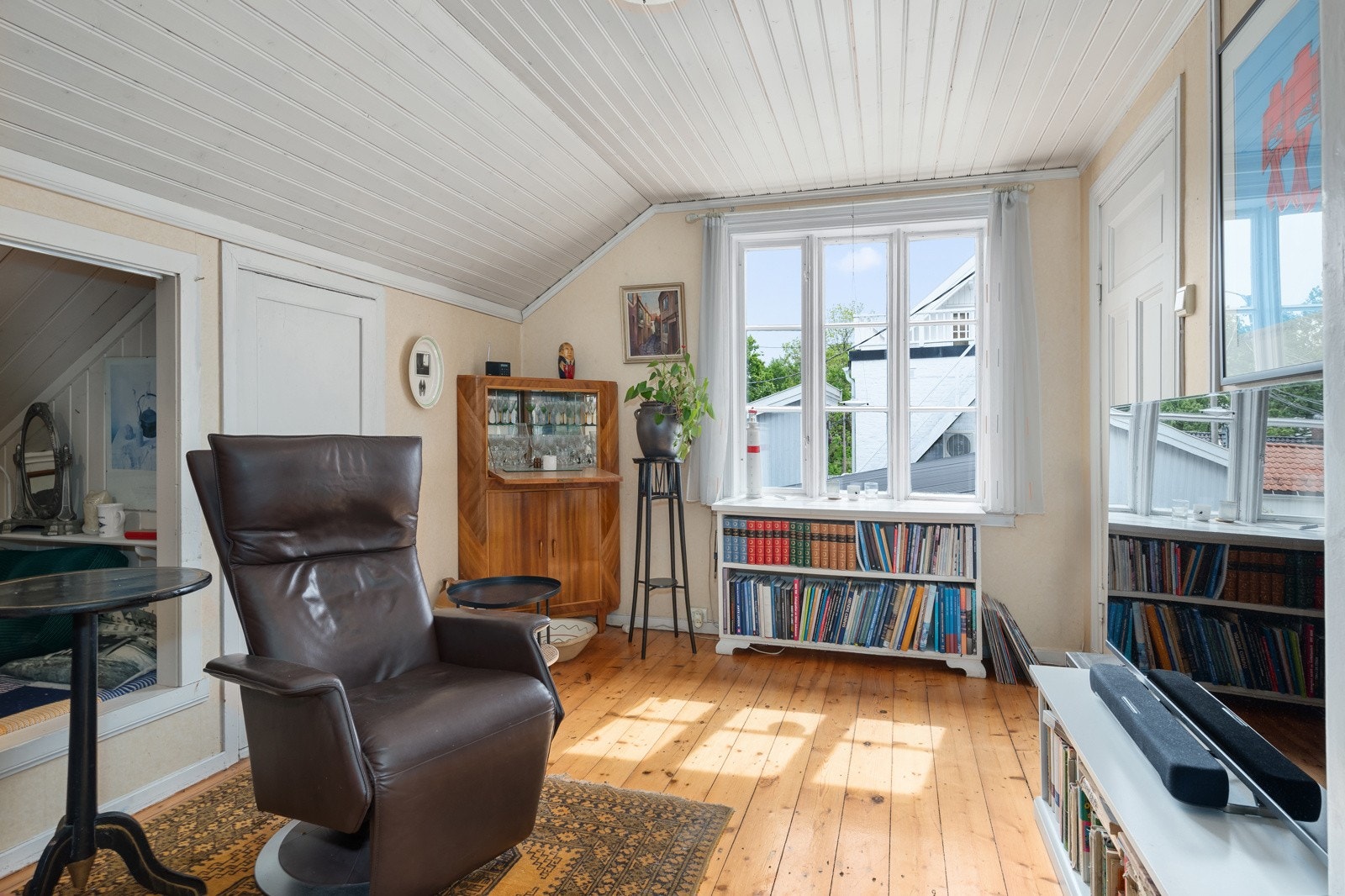 Et romslig rom med gode vindusflater og plassbygget seng og skap i vegg. Galleribilde