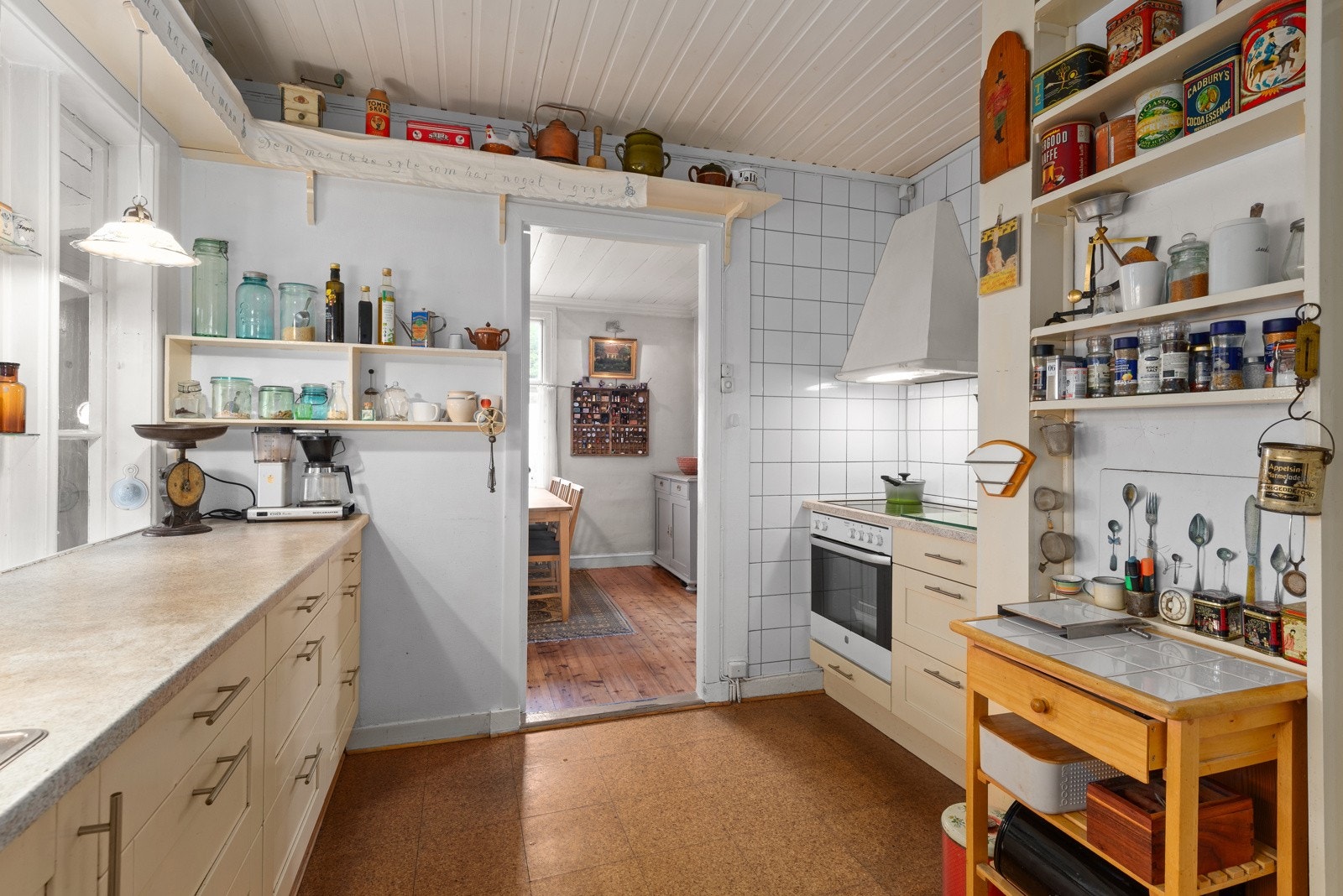 Et meget bruksnyttig kjøkken, praktisk plassert i mellom gang og spisestue, at man slipper å gå igjennom stuen for å gå med søppel etc. Galleribilde