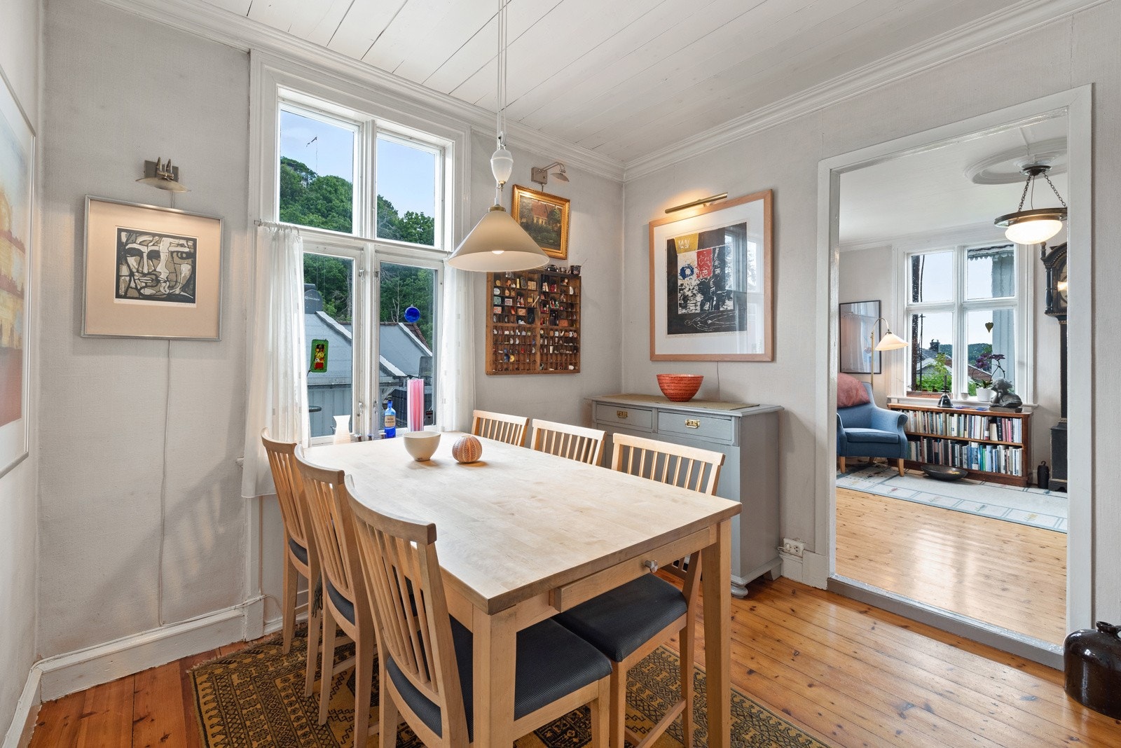 De lyse fargene mot tregulvet gjør at det er lett å møblere og man kan sette eget preg i gjennom møblene. Galleribilde