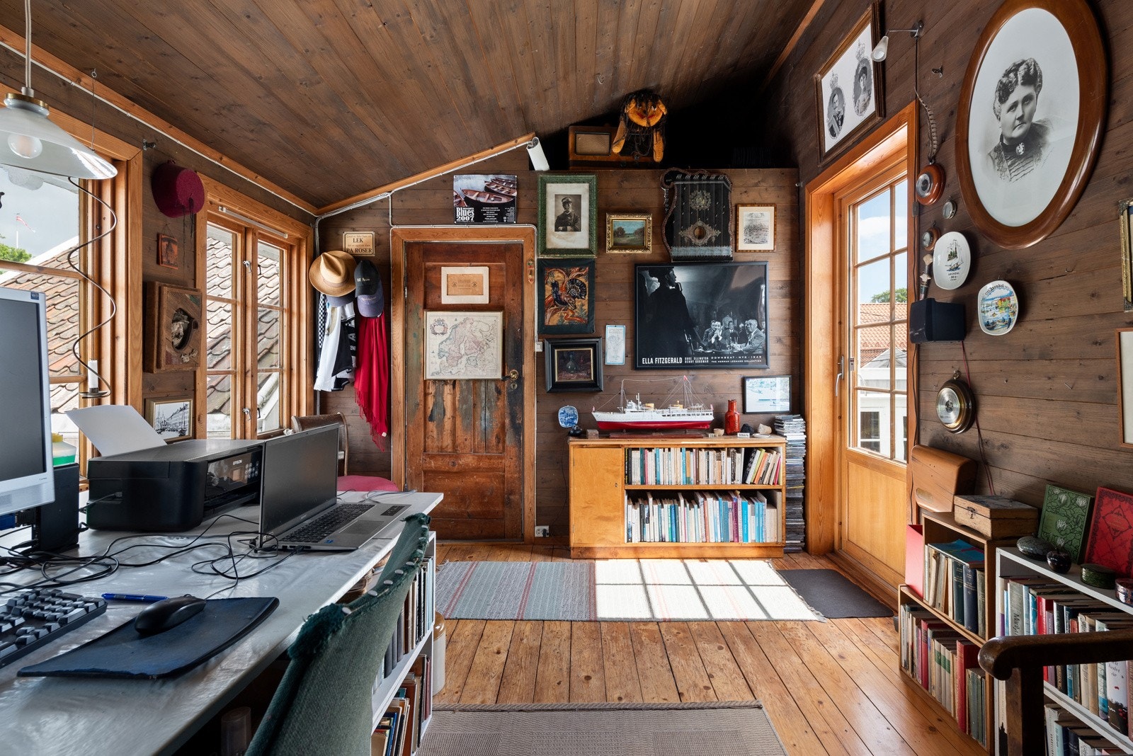 Utgangen til hagen og vinduene på motsatt side gir gjennomlys i rommet og skaper en fin romfølelse. Galleribilde