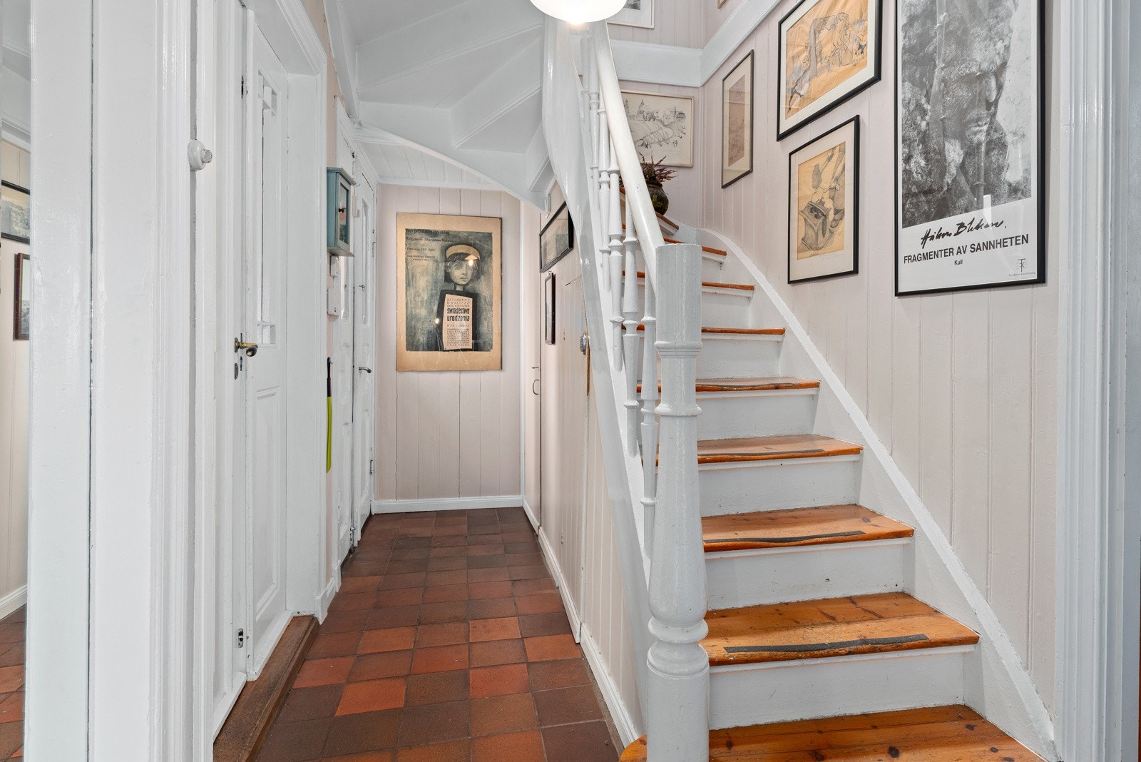 Entré og trapperom opp til loftsetasjen hvor man finner 2 av 3 soverom, kontor, kott, og boligens hoved bad. Galleribilde