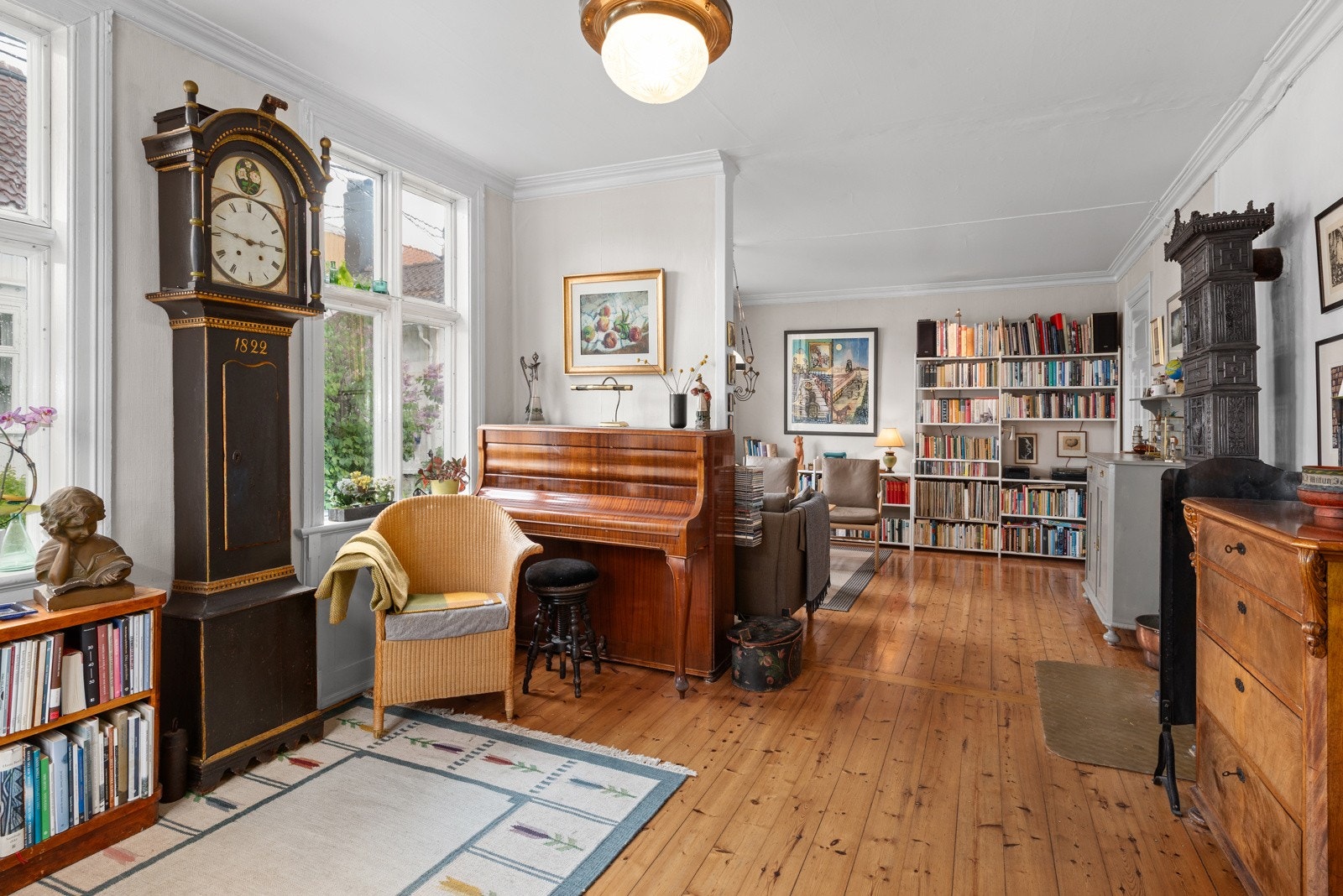 Det er stor og eldre vedovn i mellom stuene som varmer godt på kalde dager. Galleribilde