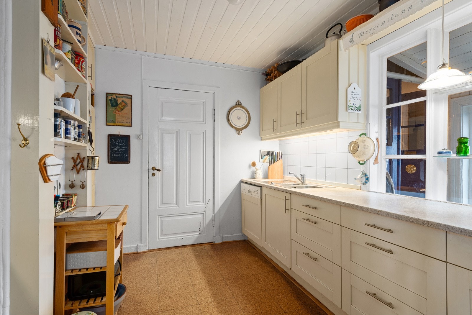 Kjøkkenet ble opppgradert i 2003, og er i tidløs utførelse med profilerte fronter og laminert benkeplate. Det er rikelig med skuffer- og benkeplass, og godt plasserte hvitevarer. Galleribilde