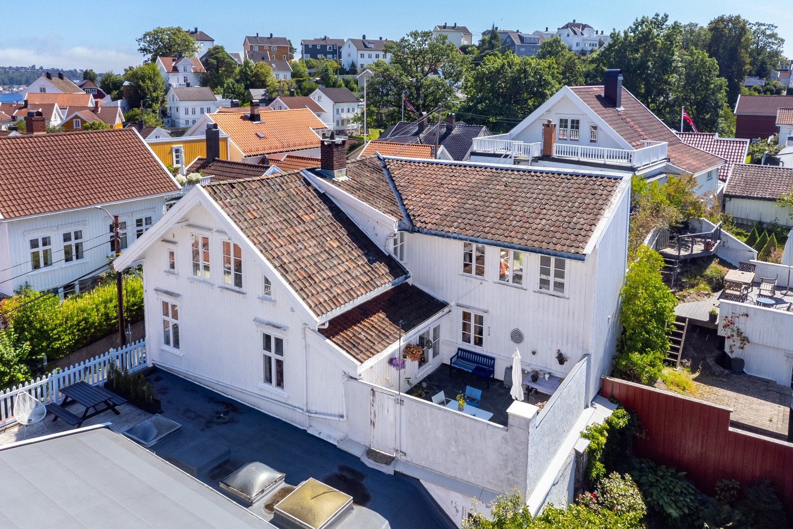 Innholdsrik enebolig over 3 etasjer med tilhørende garasje på 60 kvm. Galleribilde