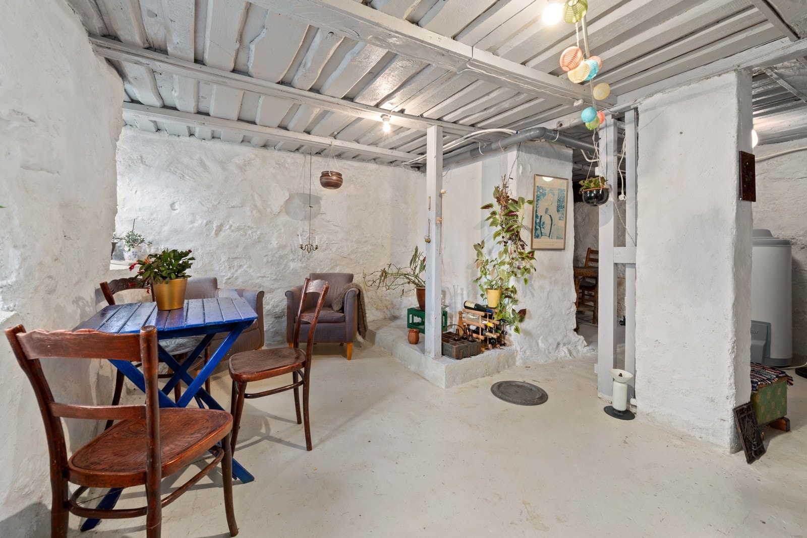 Kjeller med malte flater. Galleribilde