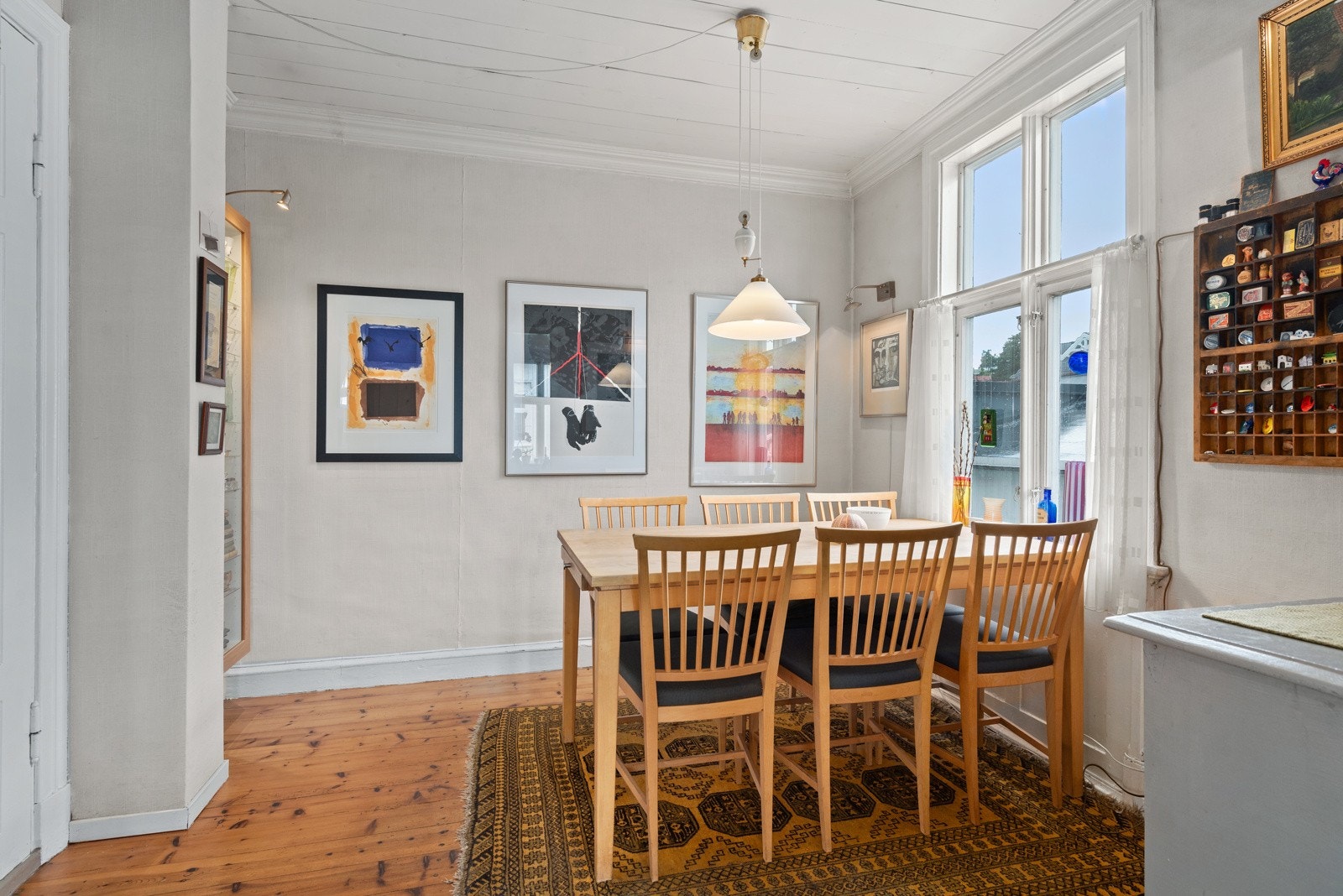 Lys og fin spisestue hvor man får naturlig plassering av spisebordet ved vinduene. Her er det plass til bord i større størrelse. Galleribilde