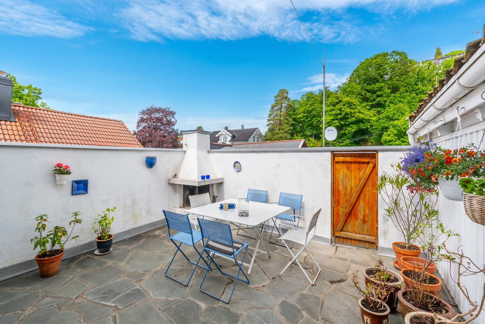 Bakgården er skjermet og egner seg godt til hverdags som til sosiale sammenkomster - her er det tilbragt mange hyggelige timer med fyr i peisen, Galleribilde