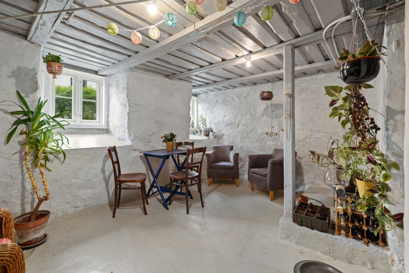 Sjarmerende kjeller i underetasjen hvor man finne varmtvannsbereder og vaskerom - og har god plass til lagring og oppbevaring av utemøbler etc Galleribilde