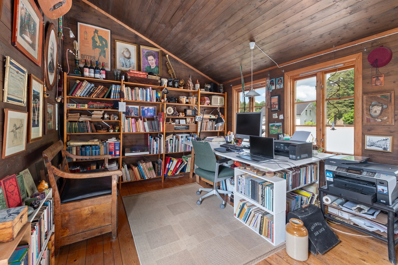 Romslig kontor med stor takhøyde og godt med vindusflater som gir rikelig med naturlig lys - med utgang til hagen. Galleribilde