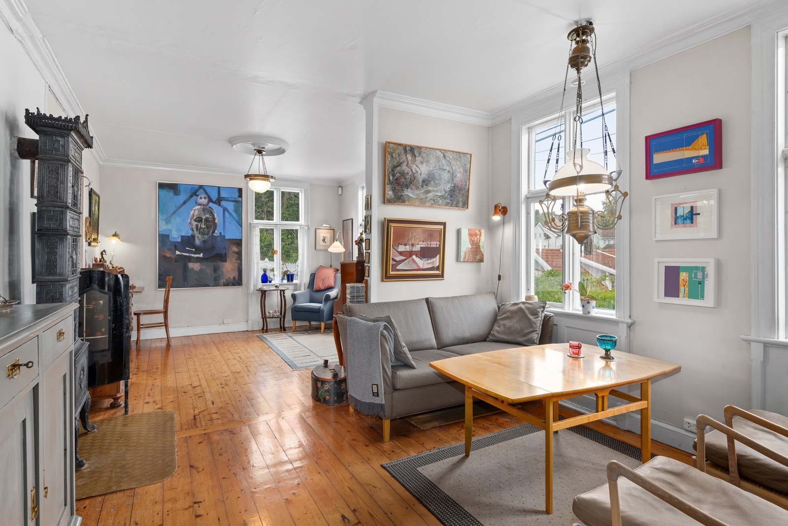 De lyse fargevalgene, takhøyden, romløsningen og de store vindusflatene gir en åpen og luftig romfølelse - og god flyt i mellom rommene. Galleribilde