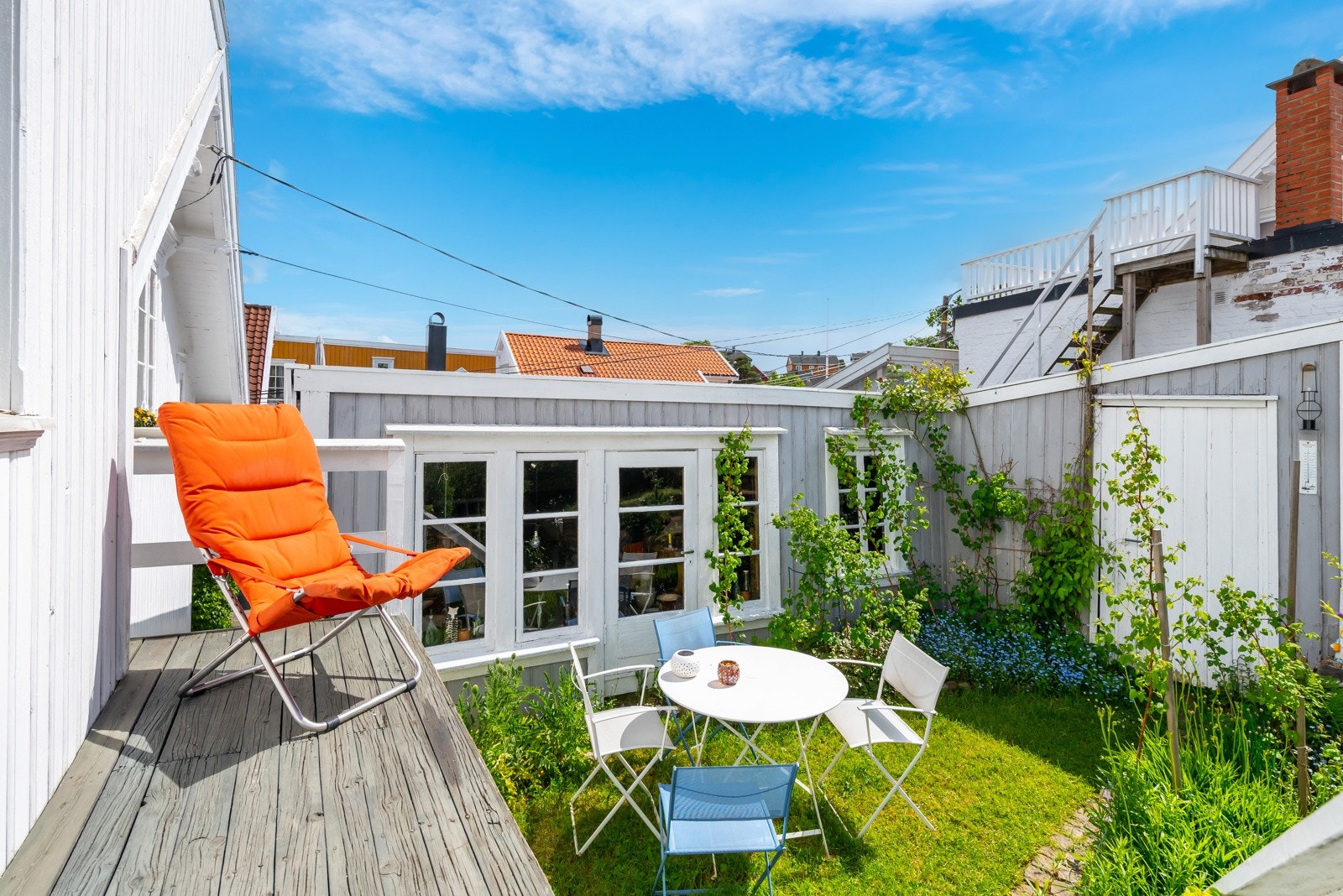 Det er utgang fra kontoret til hagen, og i fra stuen. Galleribilde