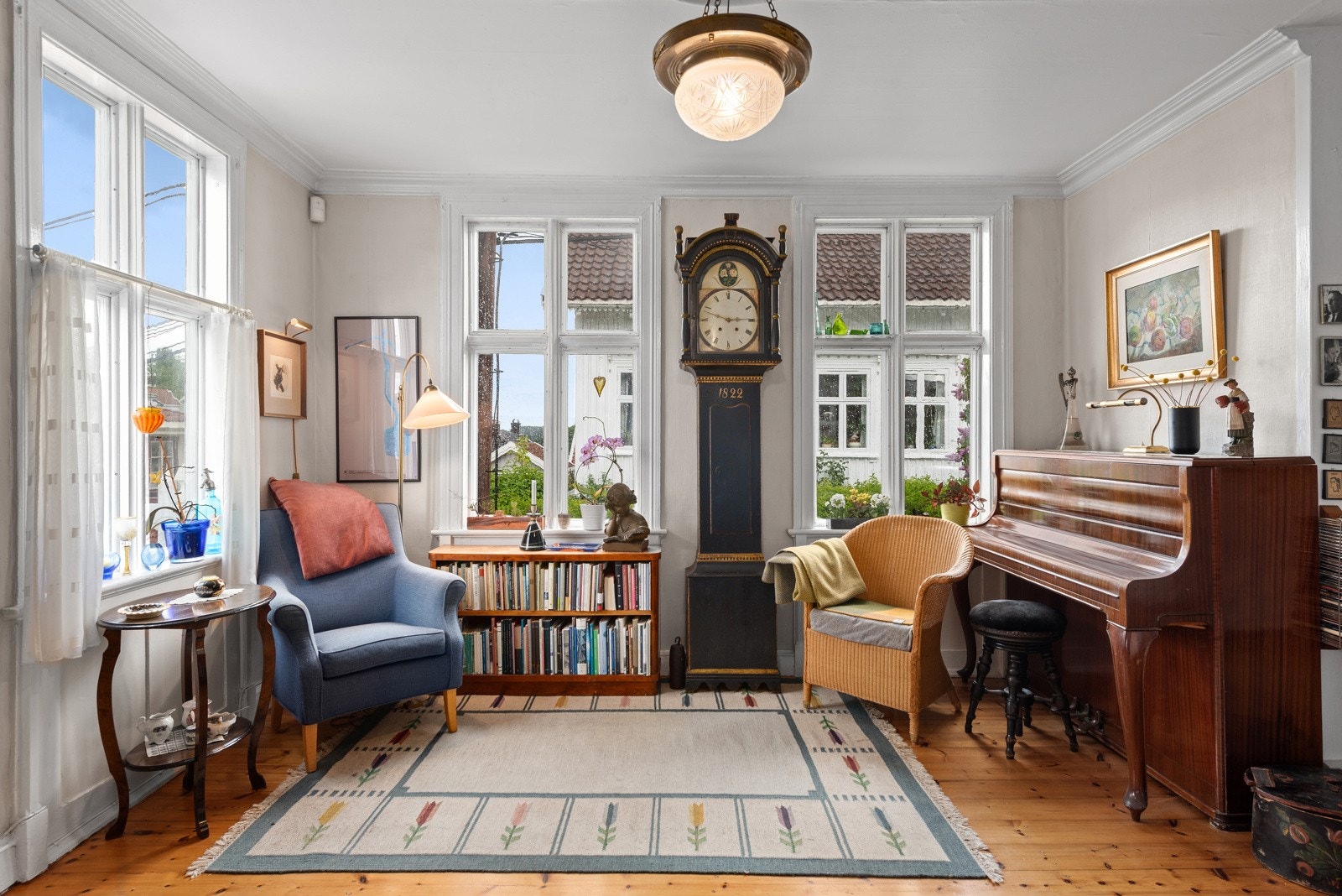 De store gode vindusflatene og takhøyden gir en god og luftig romfølelse i stuen. Galleribilde