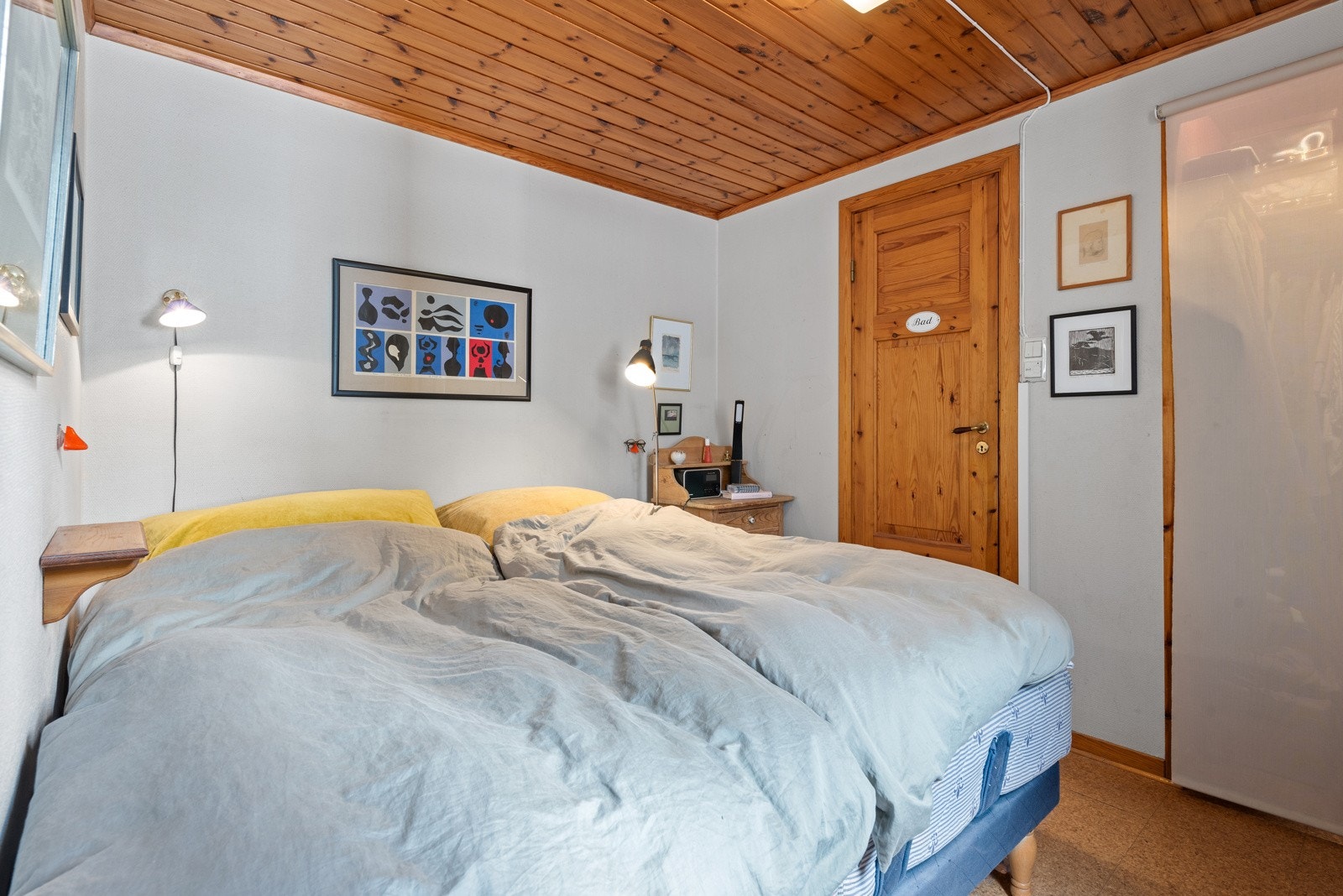 Hovedsoverommet har plass til dobeltseng med nattbord på hver side, og har eget bad i bakkant. Galleribilde