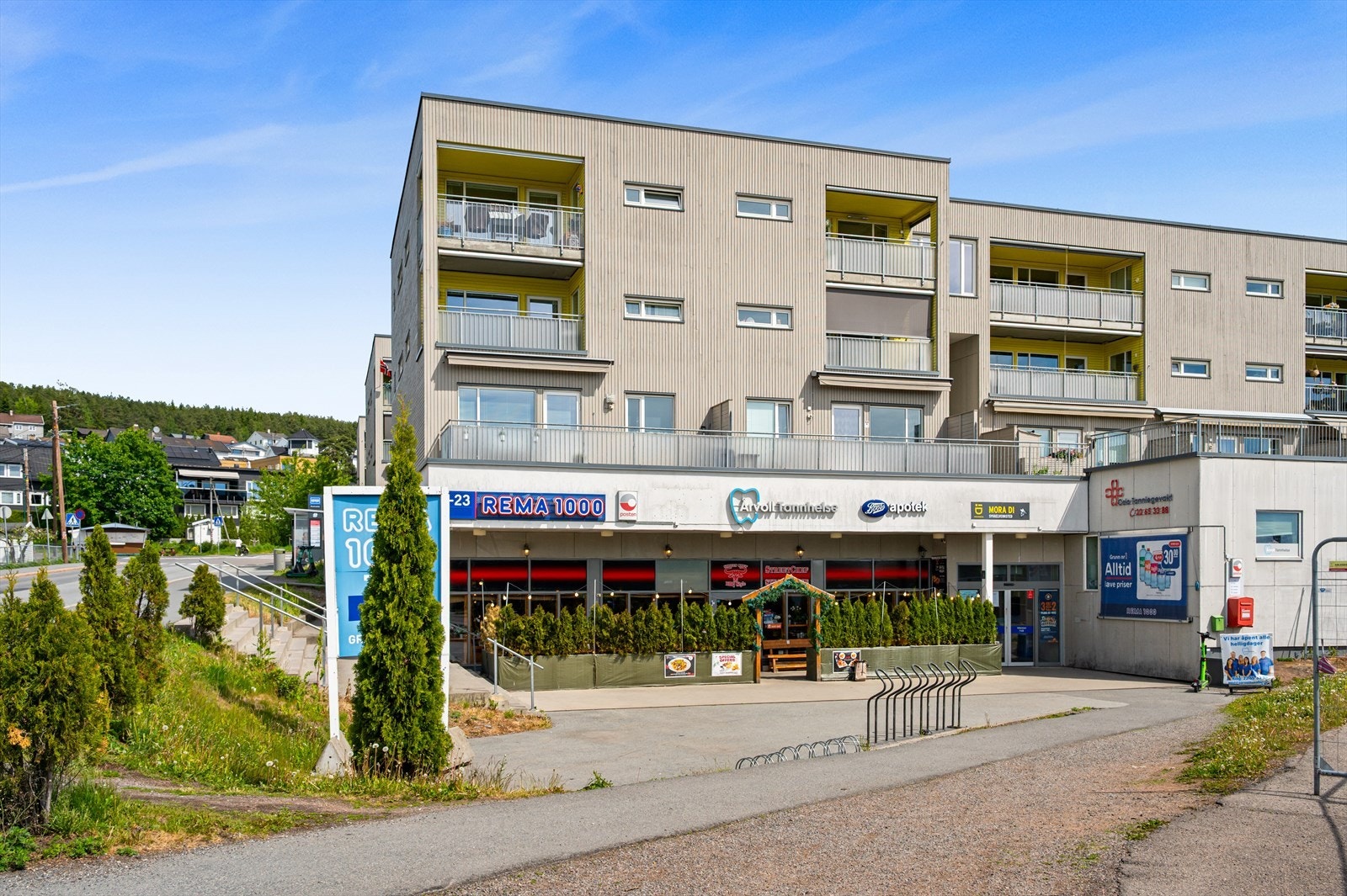 Kort vei til Årvoll senter hvor du finner både matbutikk, apotek, tannlege med mer. Galleribilde