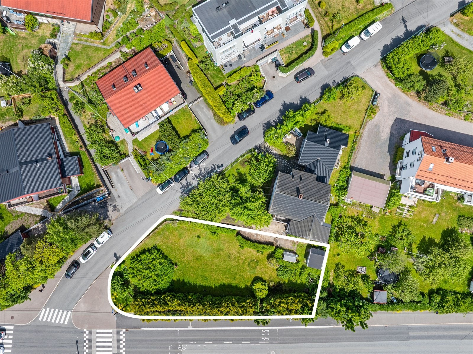 Solrik og relativt flat boligtomt på Årvoll (eiendomsgrenser er omtrentlig tegnet inn, se kart fra kommunen i salgsoppgaven) Galleribilde