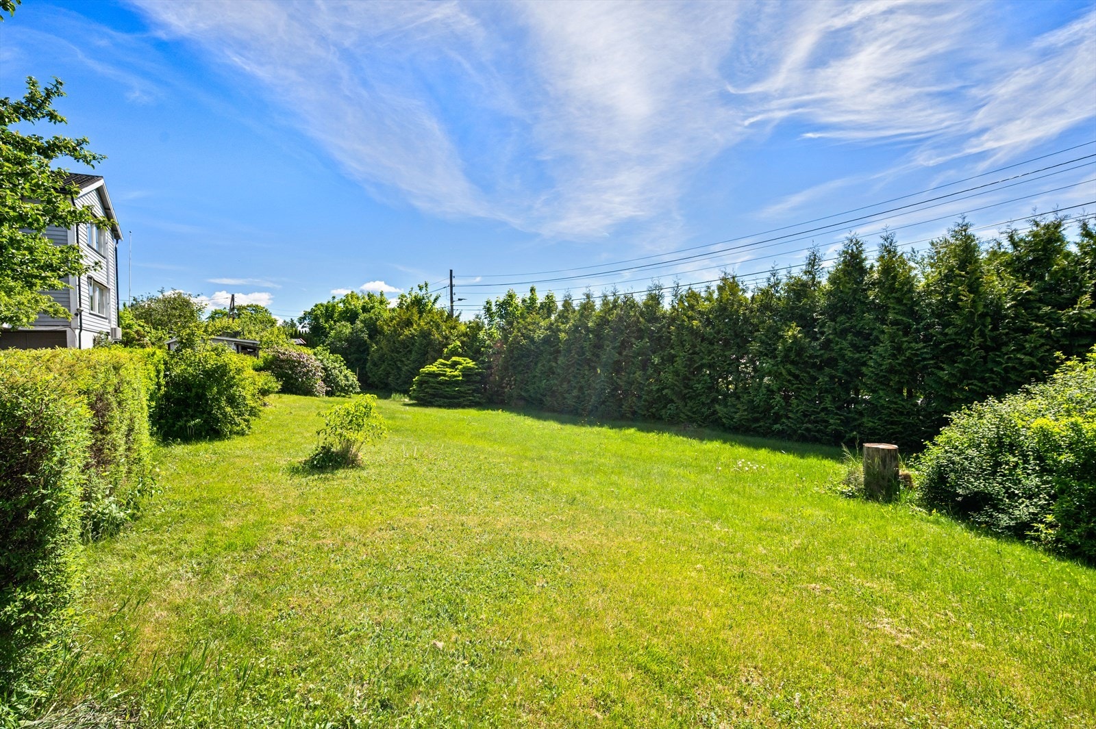 Om du har lyst på nytt hus og hage, er dette en unik anledning. Galleribilde