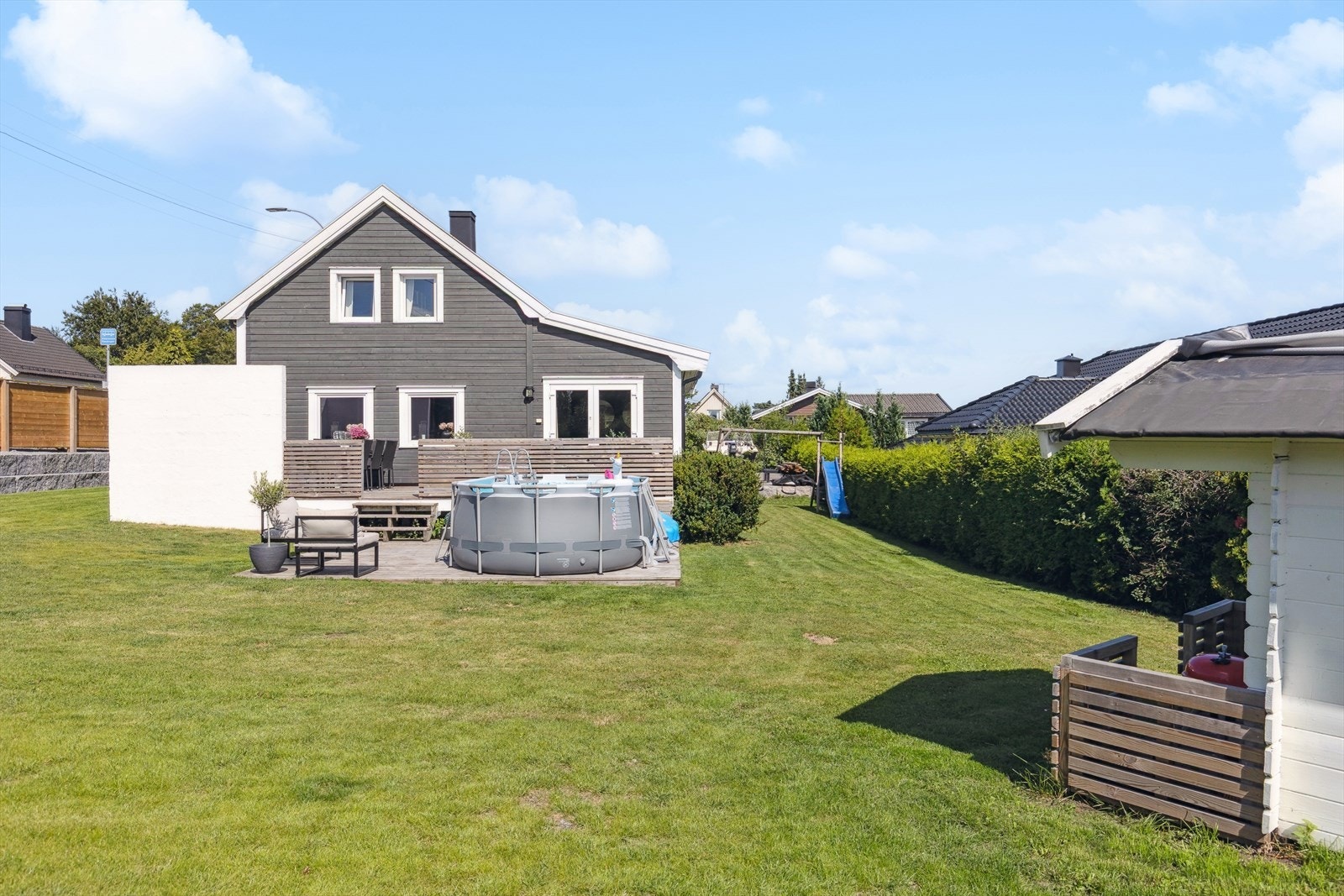 Nytt gjerde og oppbygging rundt tomten. Galleribilde