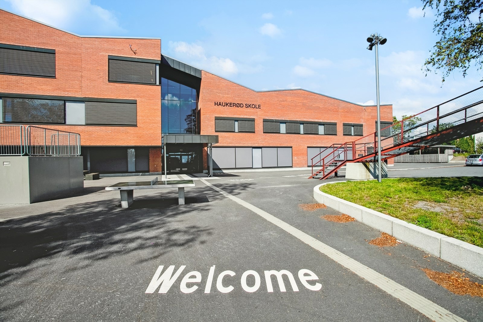 Tusleavstand til barneskole. Galleribilde