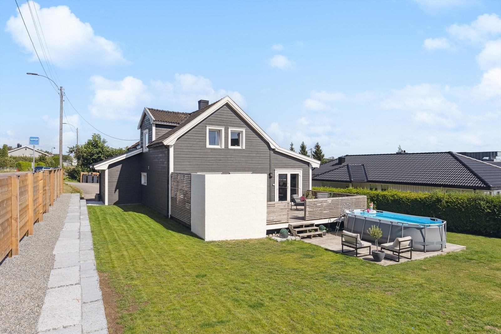 Stor og flott tomt, med plass til lek og moro. Galleribilde